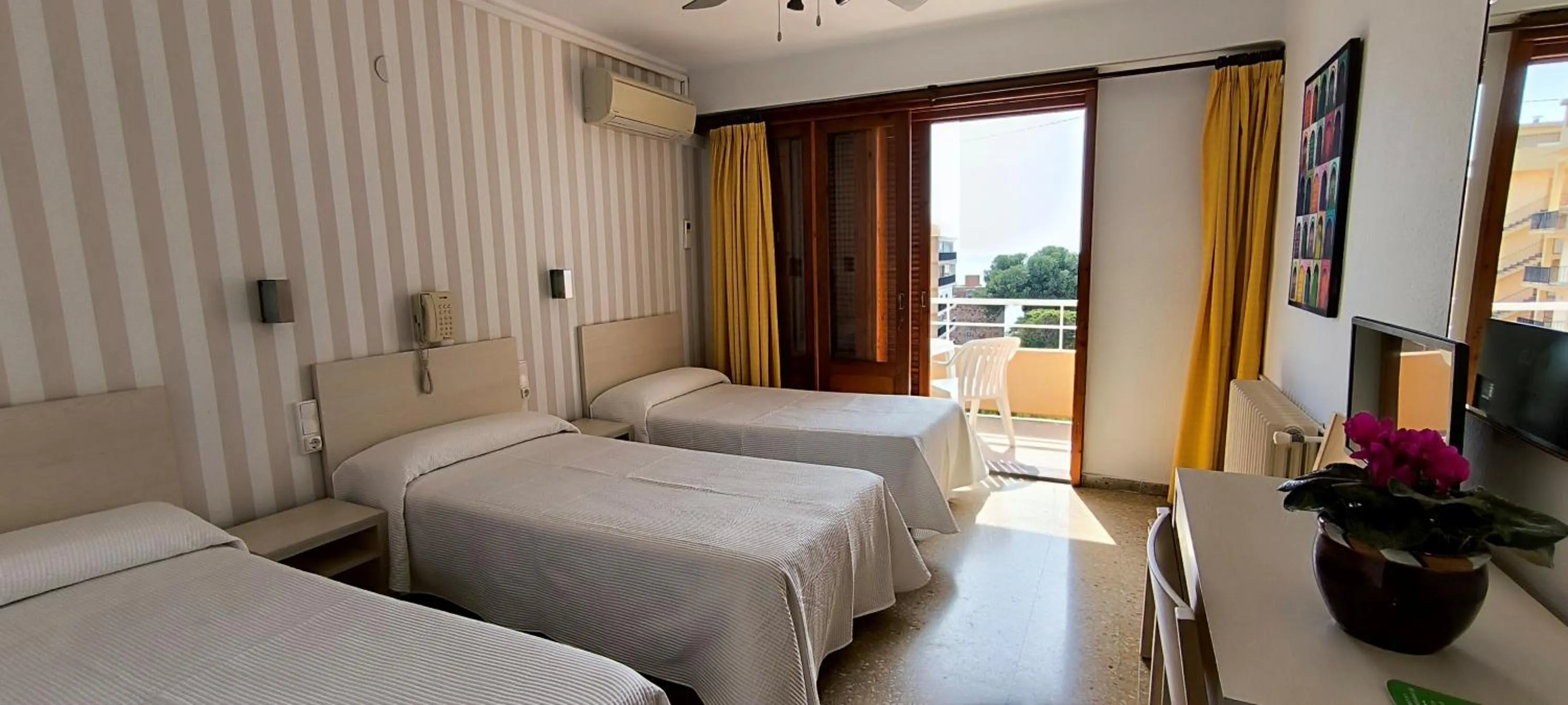 Bedroom, Bed in Hotel Tramontana