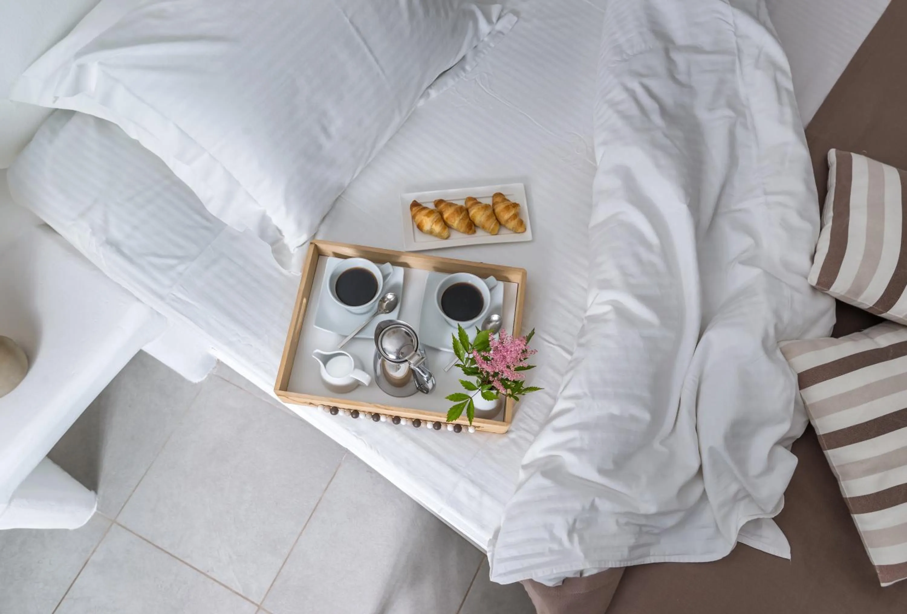 Bedroom, Bed in White Santorini