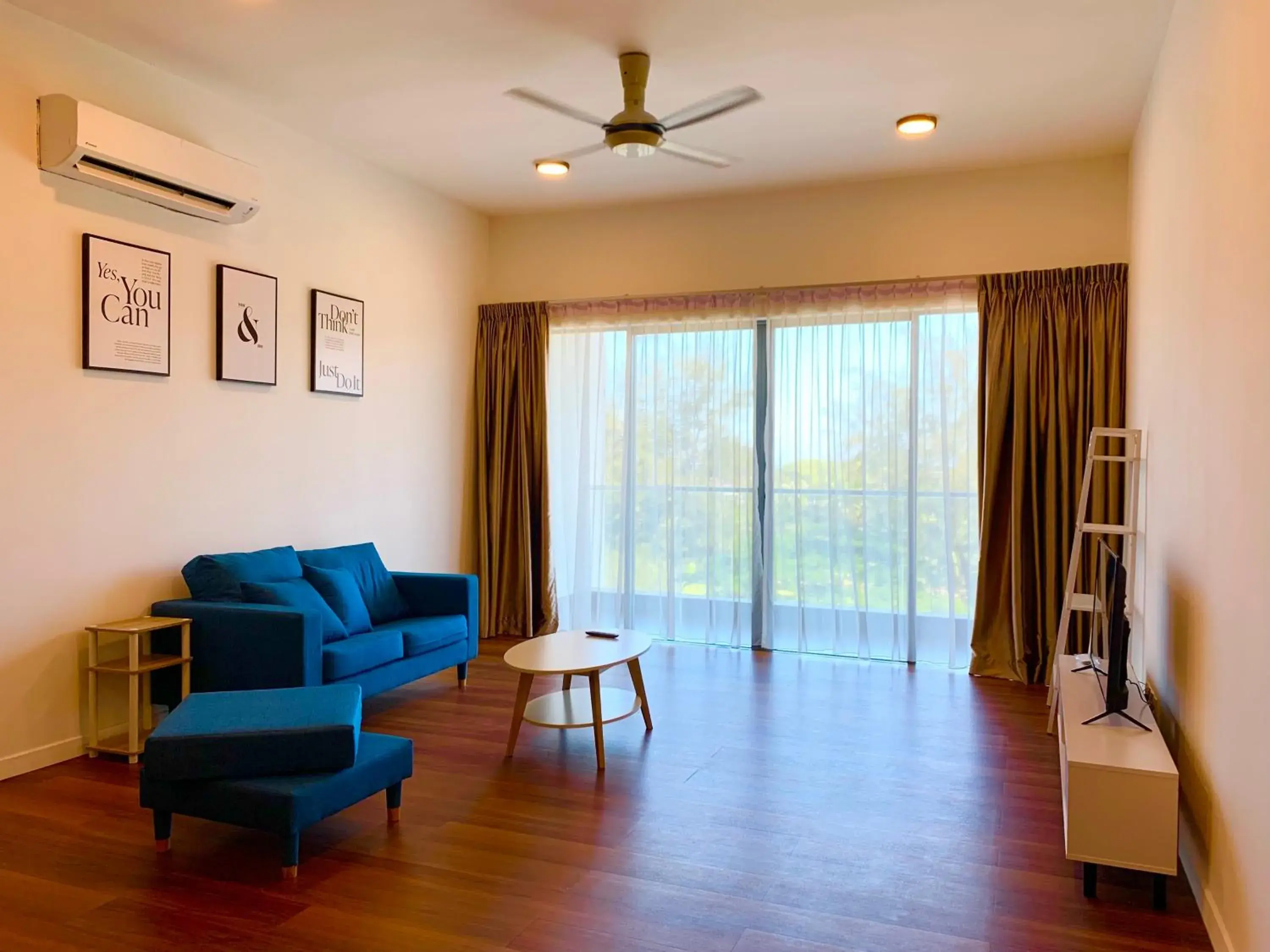 Living room in Sunset Seaview Vacation Condos @ IMAGO Shopping Mall Living room in Sunset Seaview Vacation Condos @ IMAGO Shopping Mall