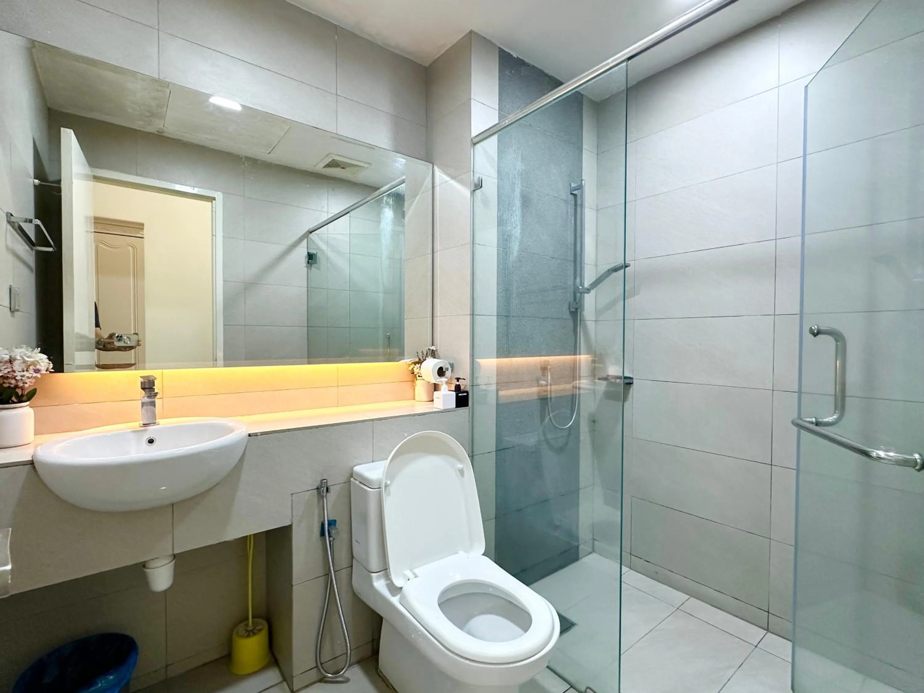 Shower in Sunset Seaview Vacation Condos @ IMAGO Shopping Mall