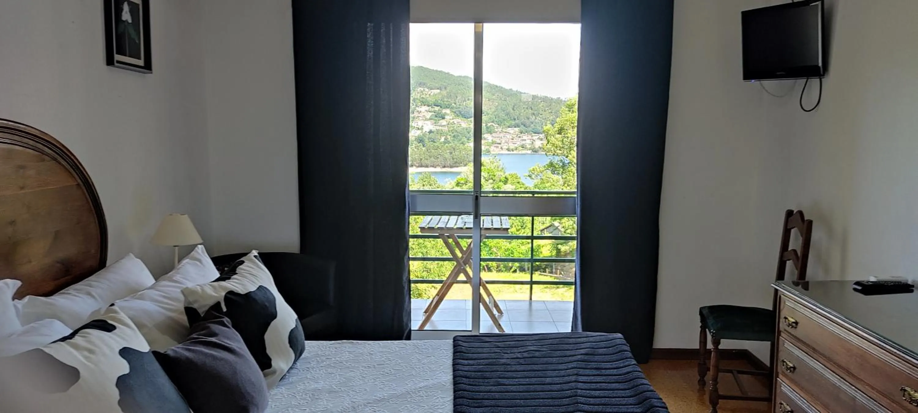 Balcony/Terrace, Bed in Residencial Do Rita em Rio Caldo