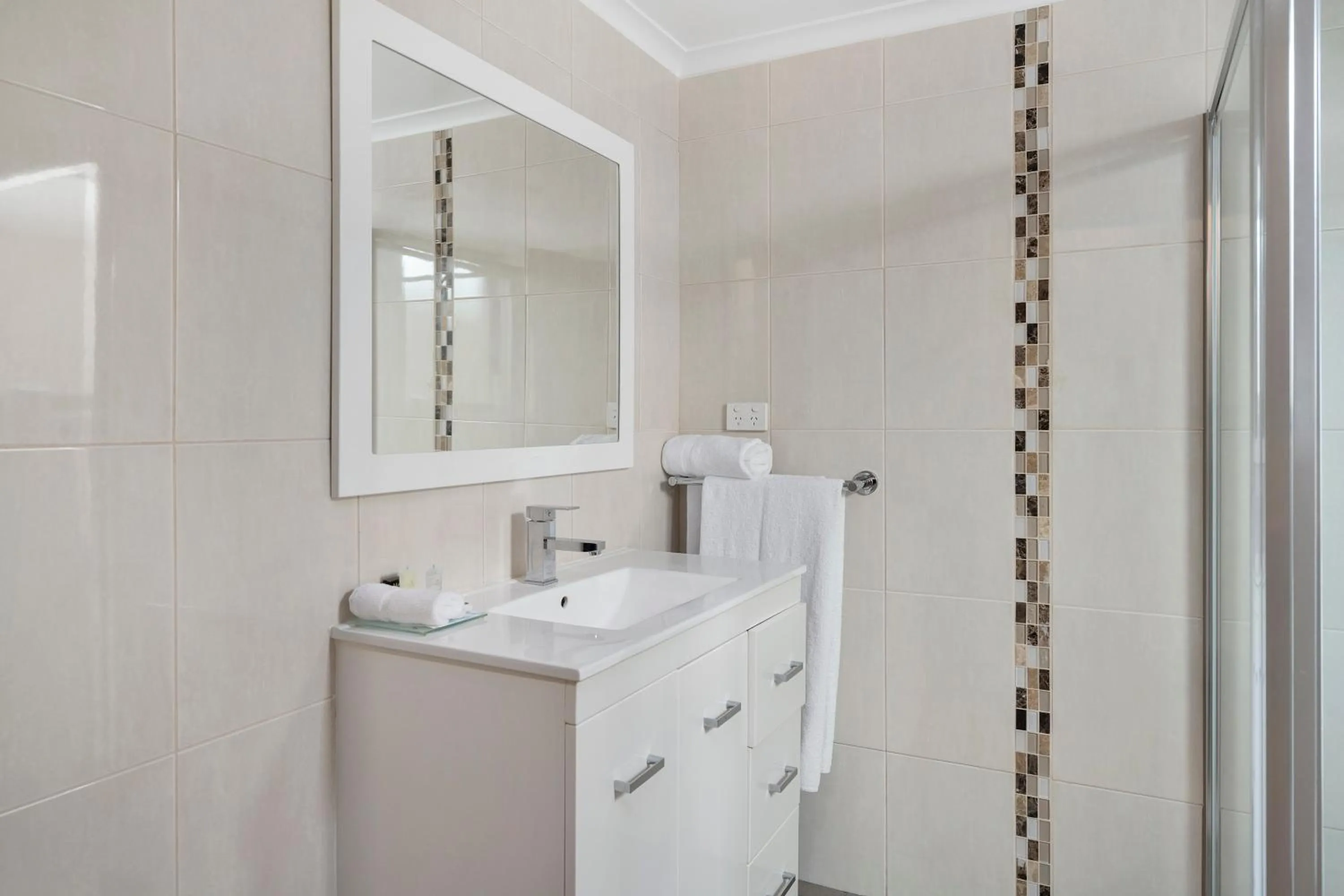 Bathroom in Avondel Motor Inn