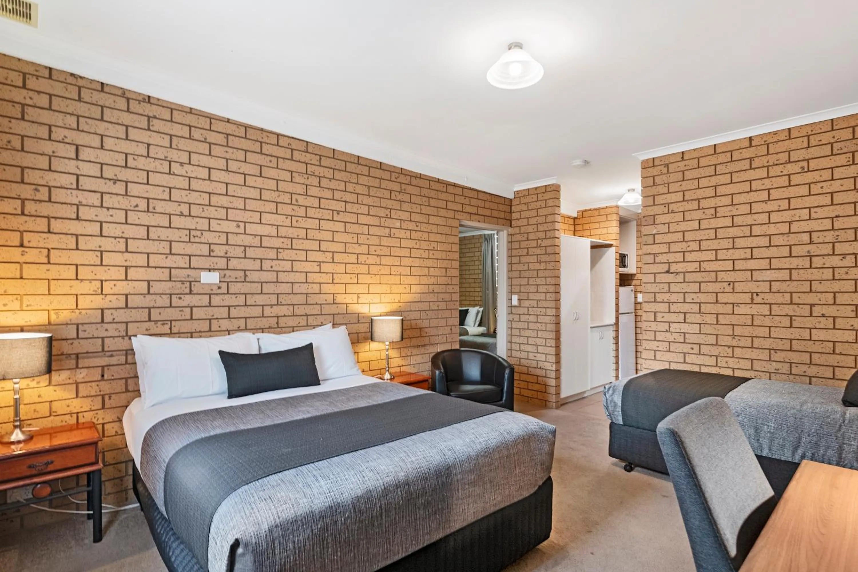 Bedroom, Bed in Avondel Motor Inn