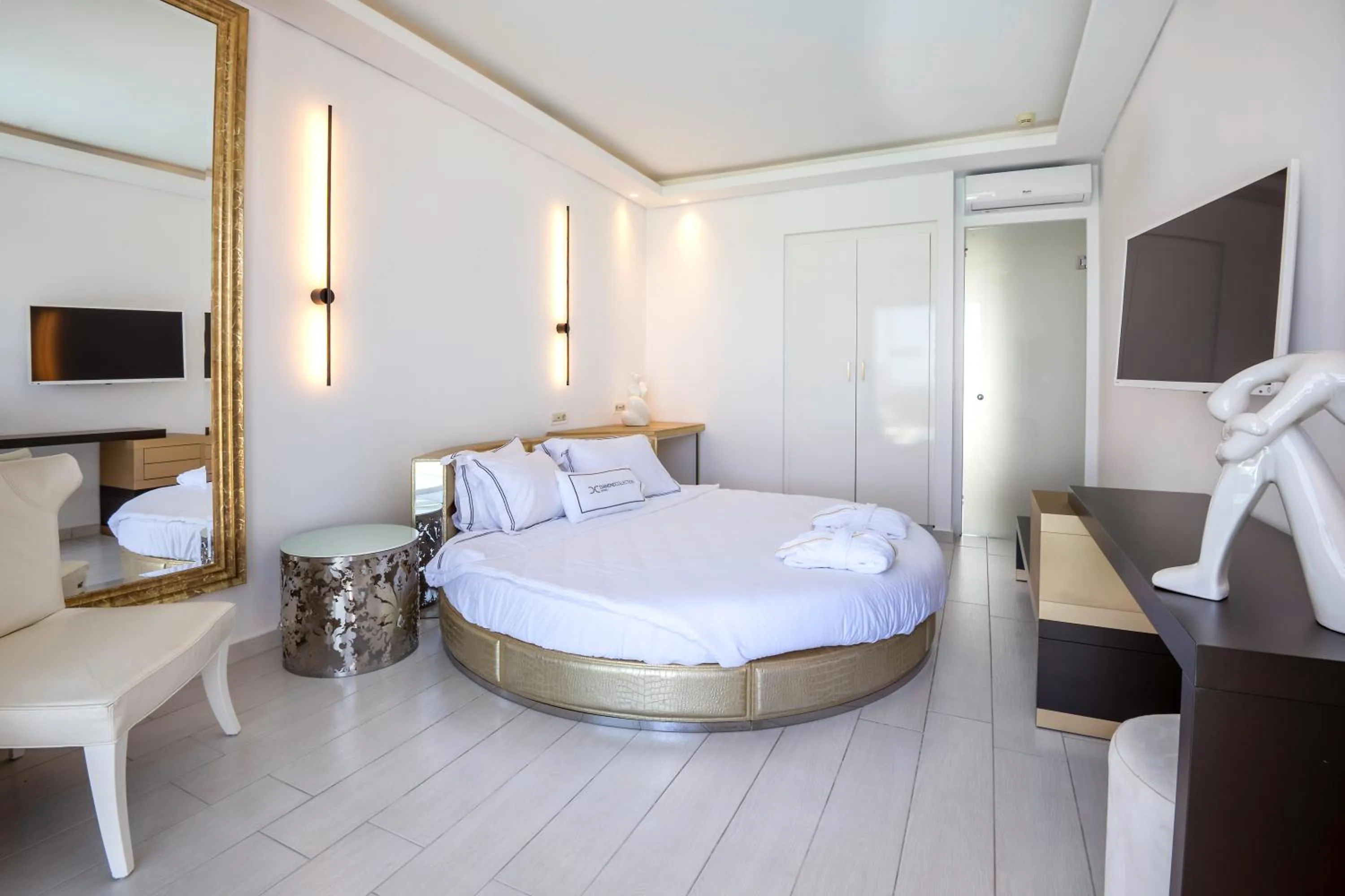 Photo of the whole room, Bed in Diamond Deluxe Hotel - Adults Only