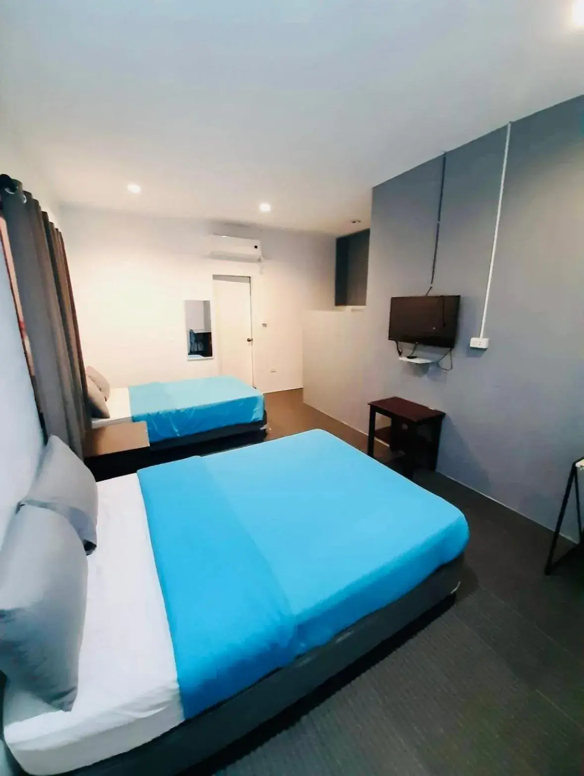 TV and multimedia, Bed in Hometown Hotel - Lacson Bacolod TV and multimedia, Bed in Hometown Hotel - Lacson Bacolod