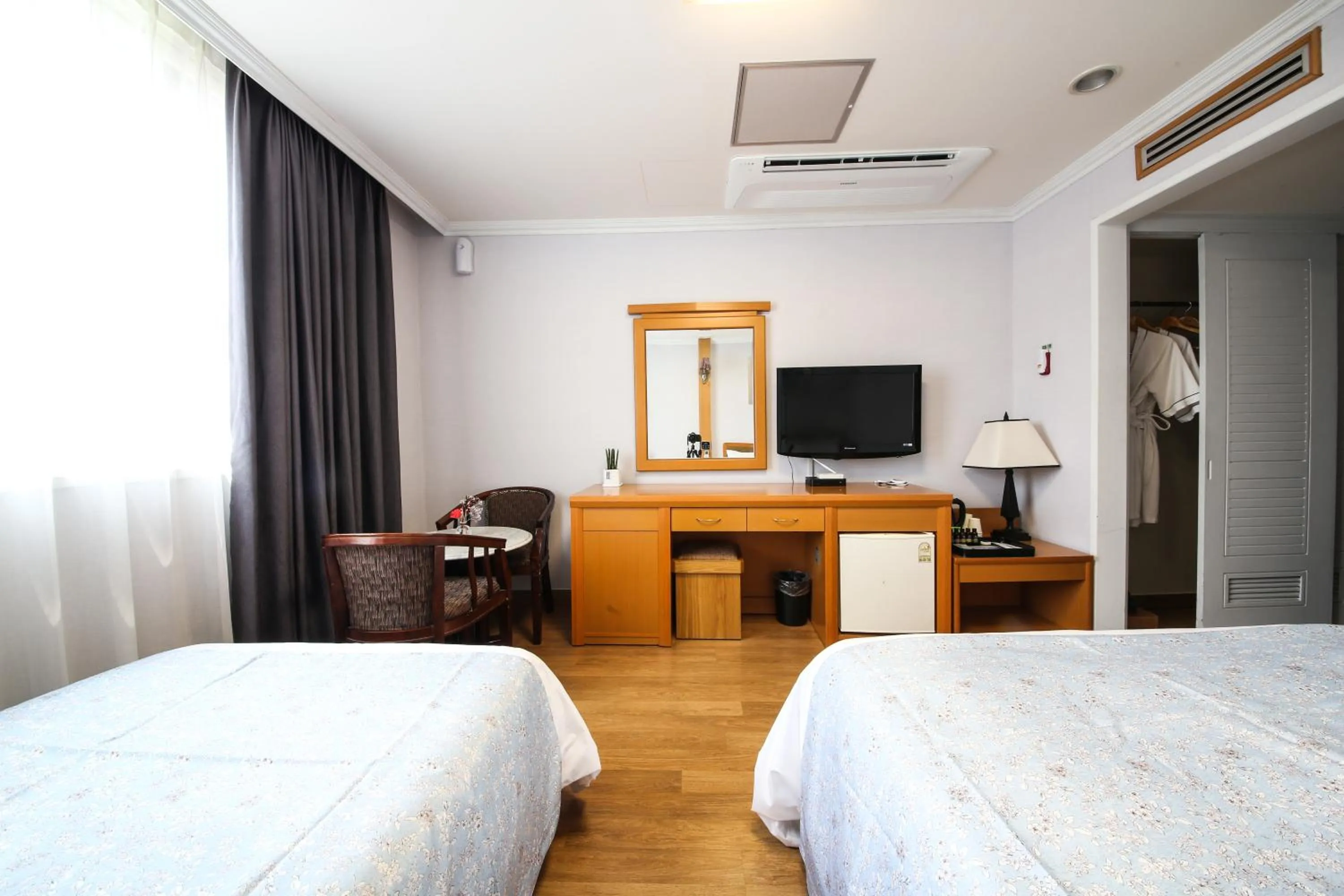 TV/Entertainment Center in Utopia Tourist Hotel