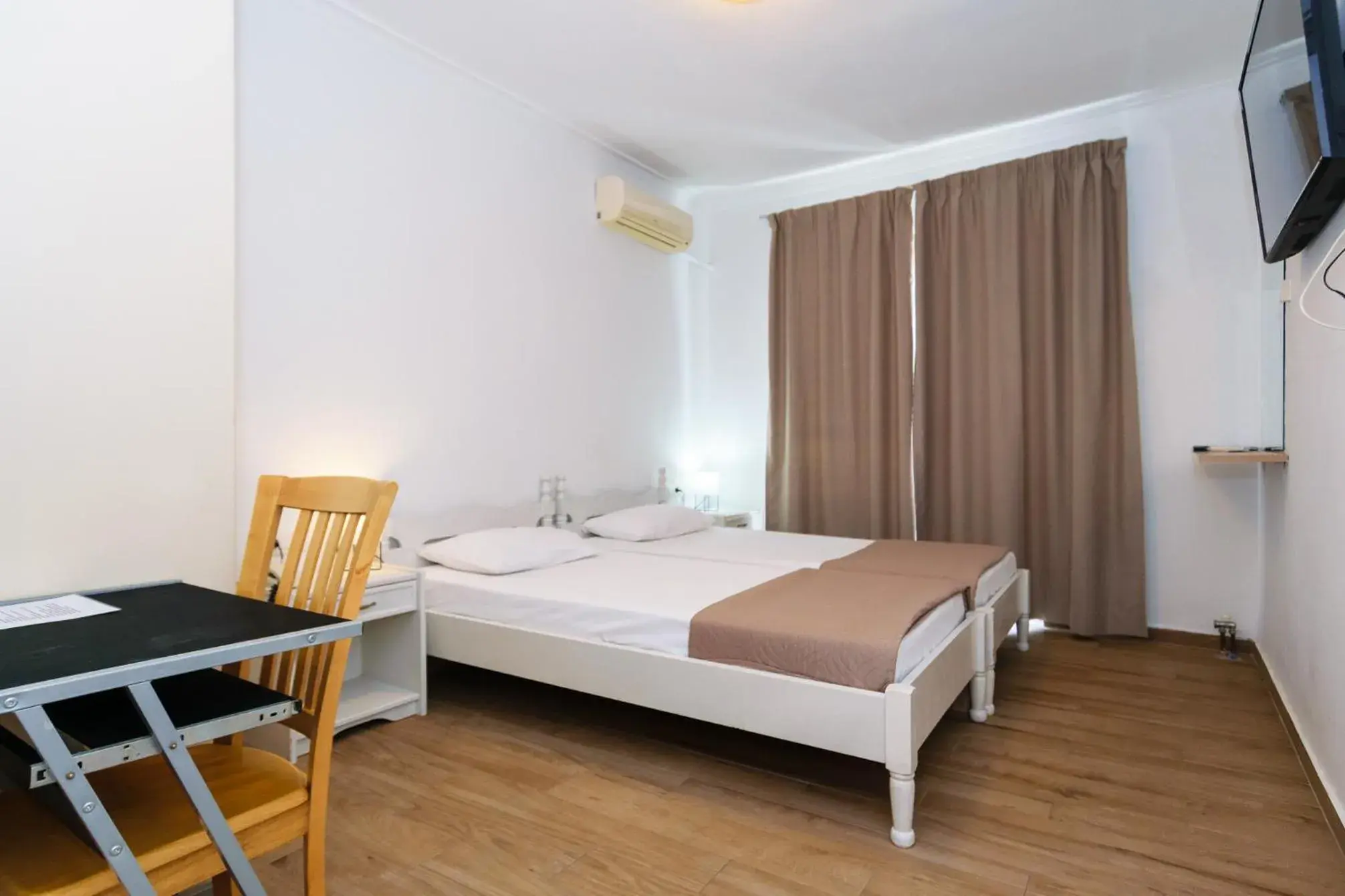 Twin Room in Archontiki City Hotel Twin Room in Archontiki City Hotel