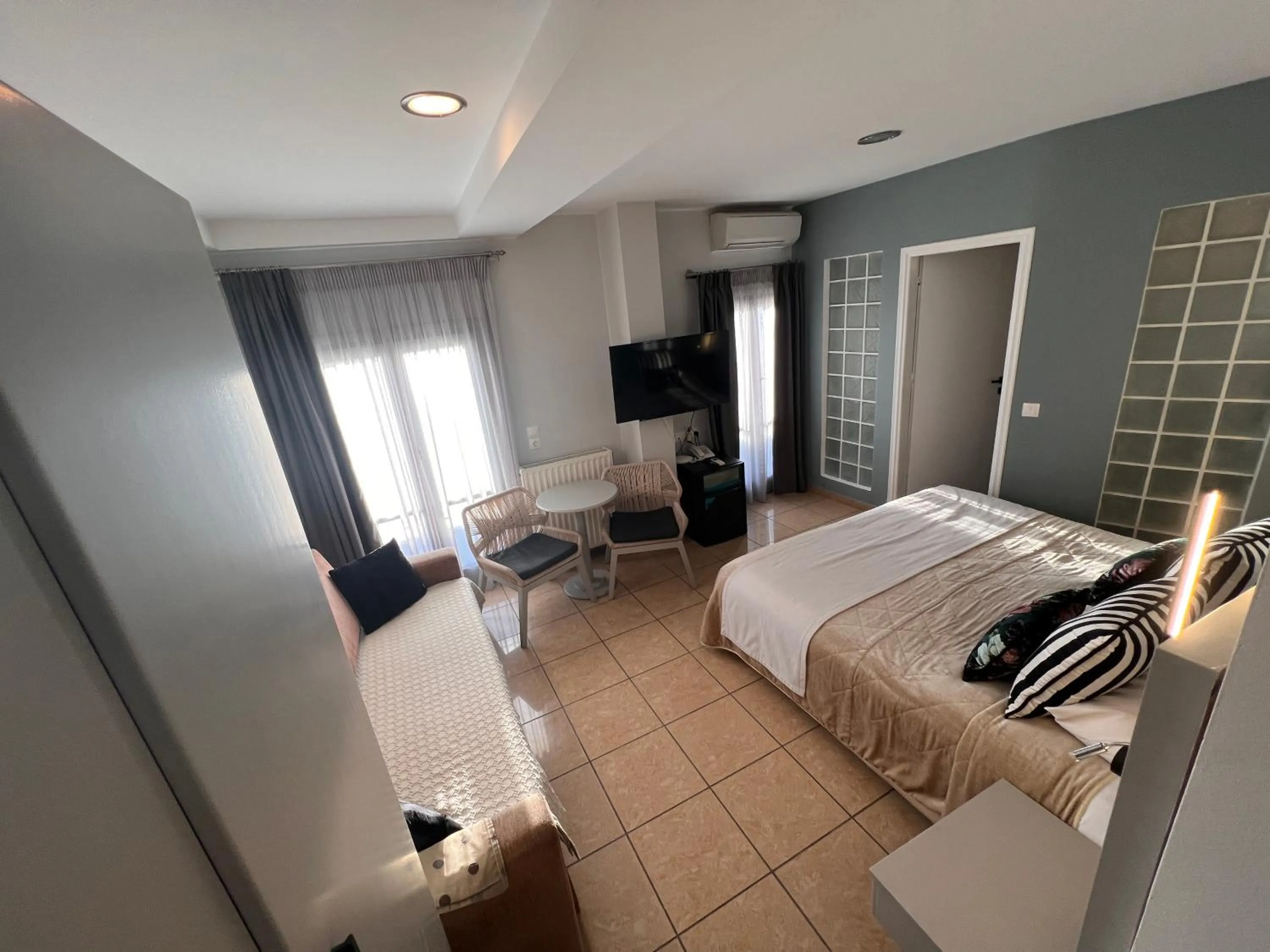 Bed in Theoxenia Caldera Hotel