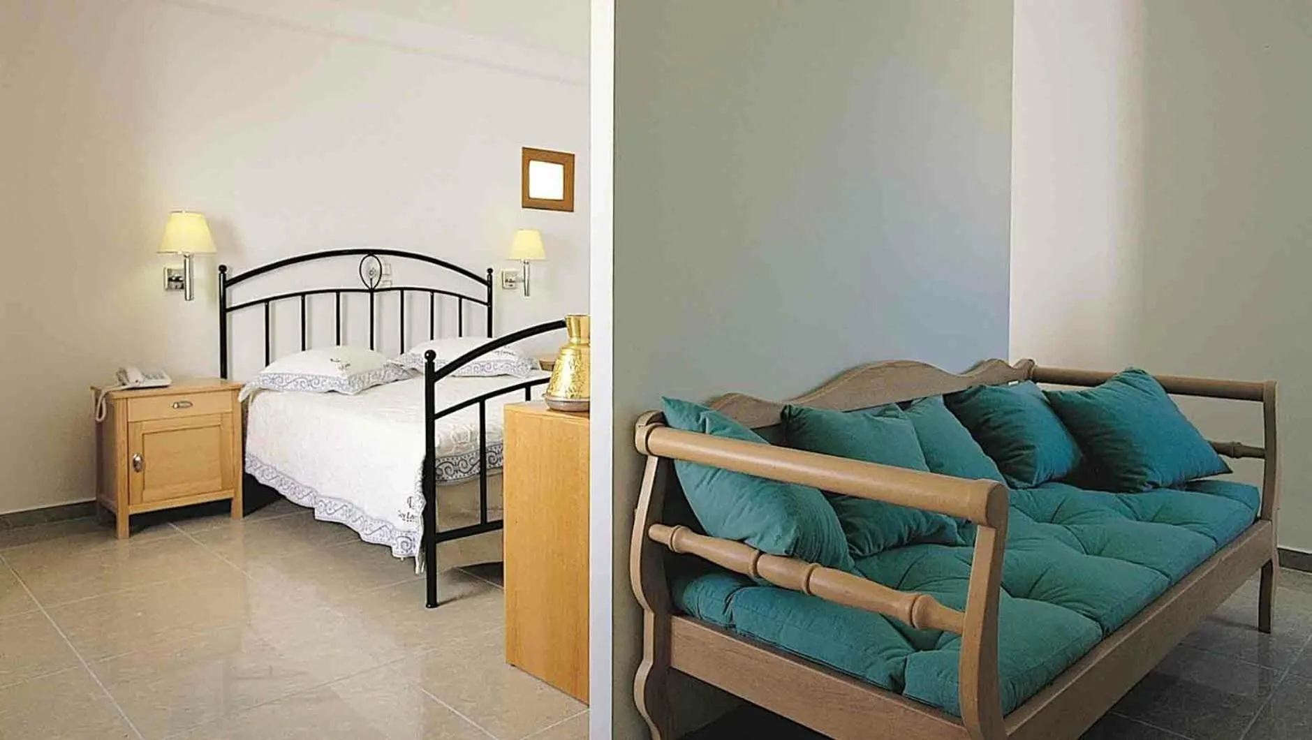 Bed in Theoxenia Caldera Hotel