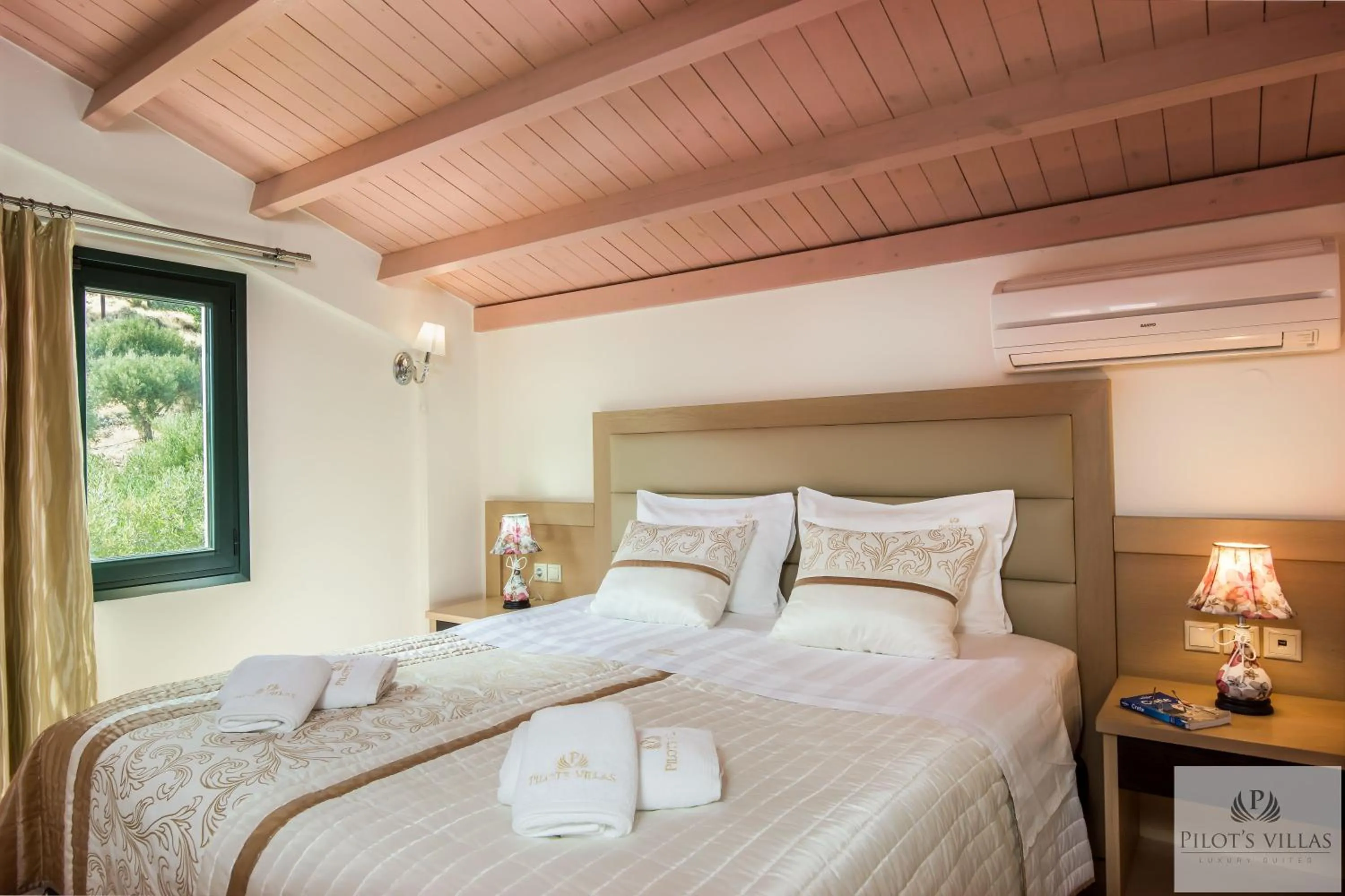 Bed in Pilot's Villas Luxury Suites