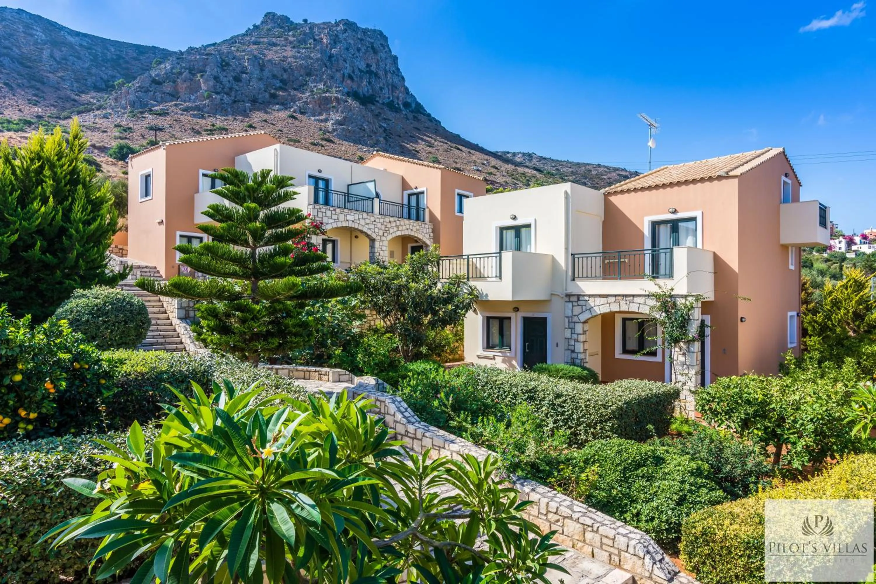 Property building in Pilot's Villas Luxury Suites