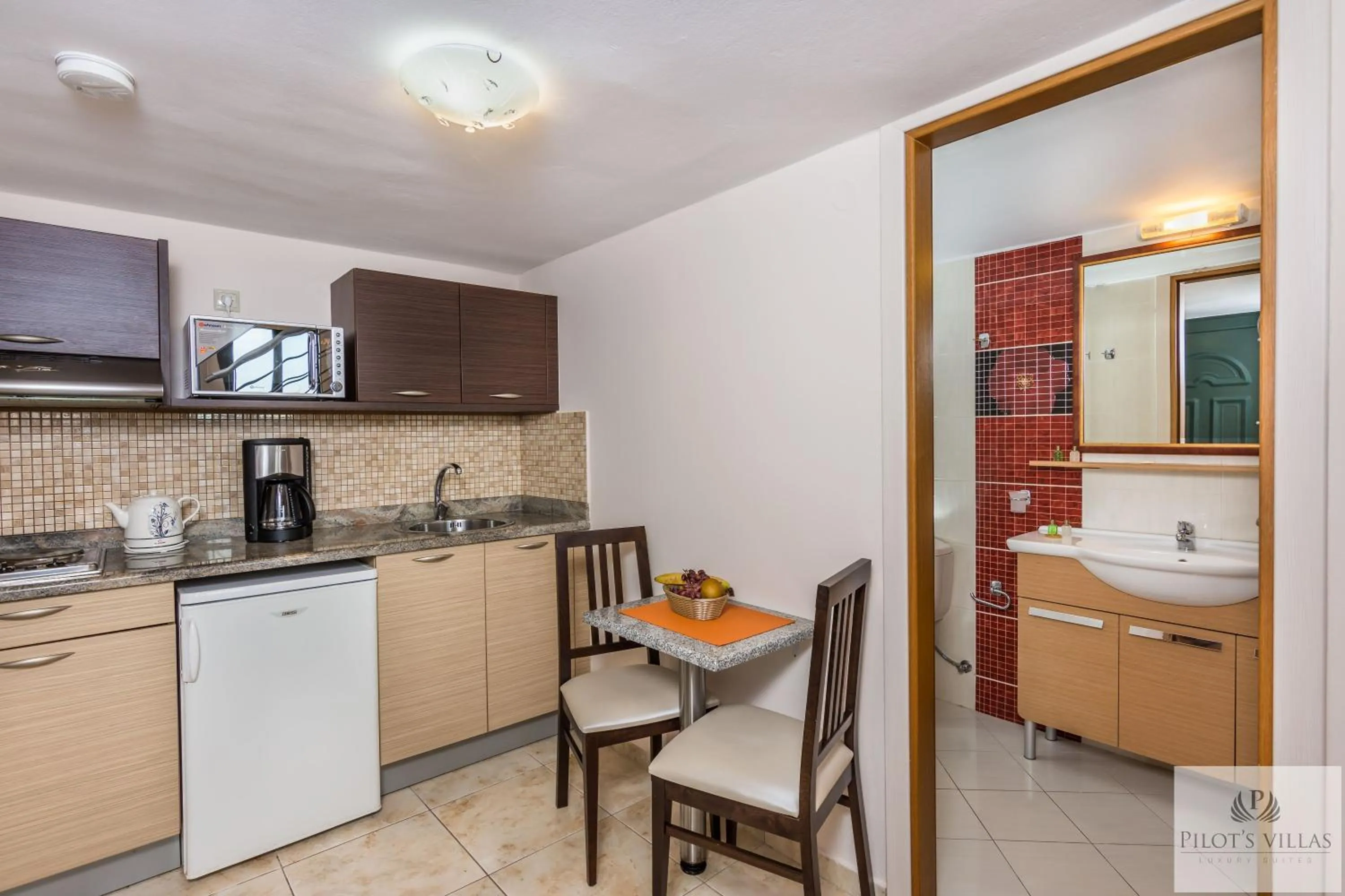 Kitchen or kitchenette in Pilot's Villas Luxury Suites