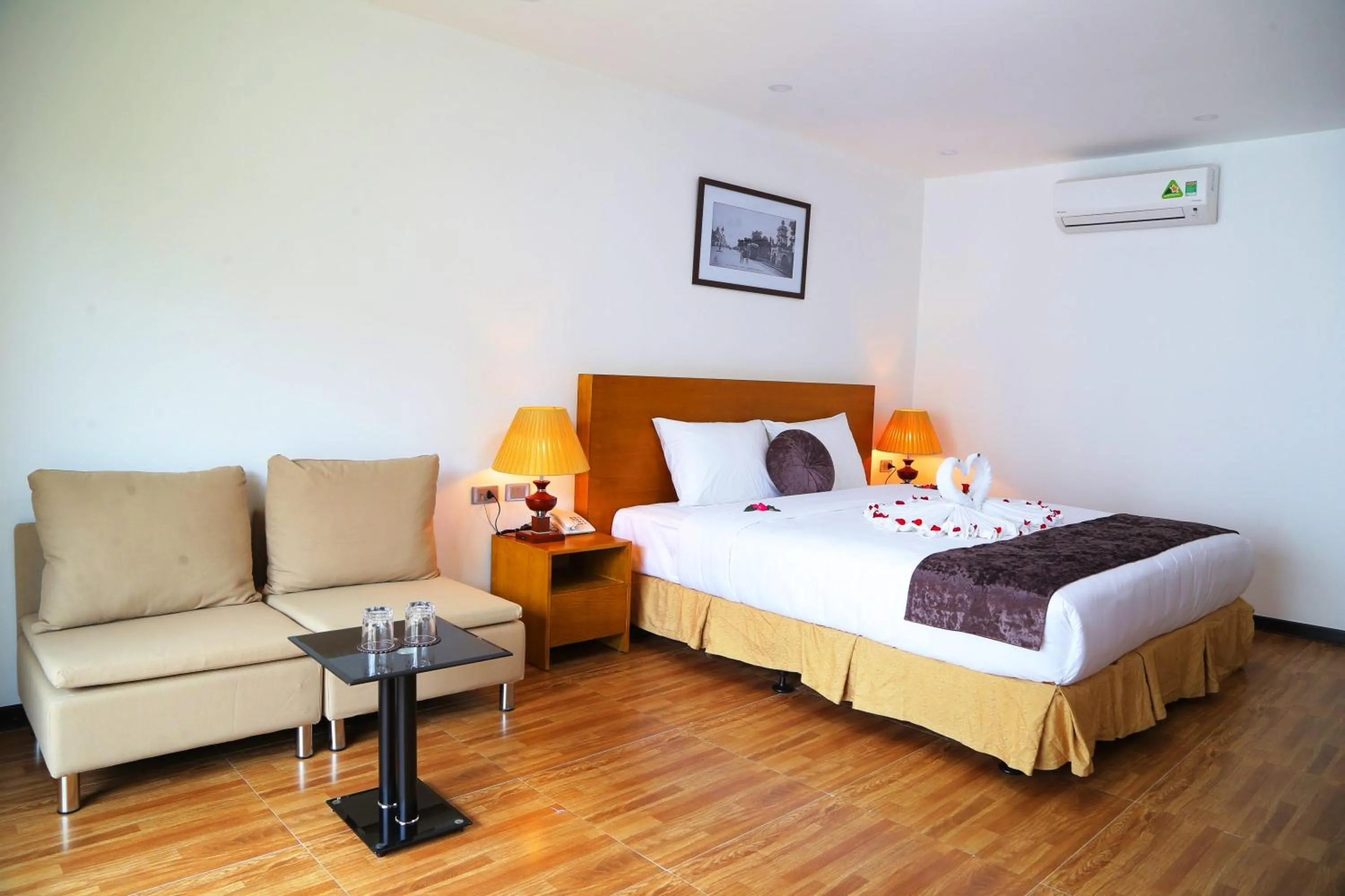 Photo of the whole room, Bed in Family Hanoi Hotel