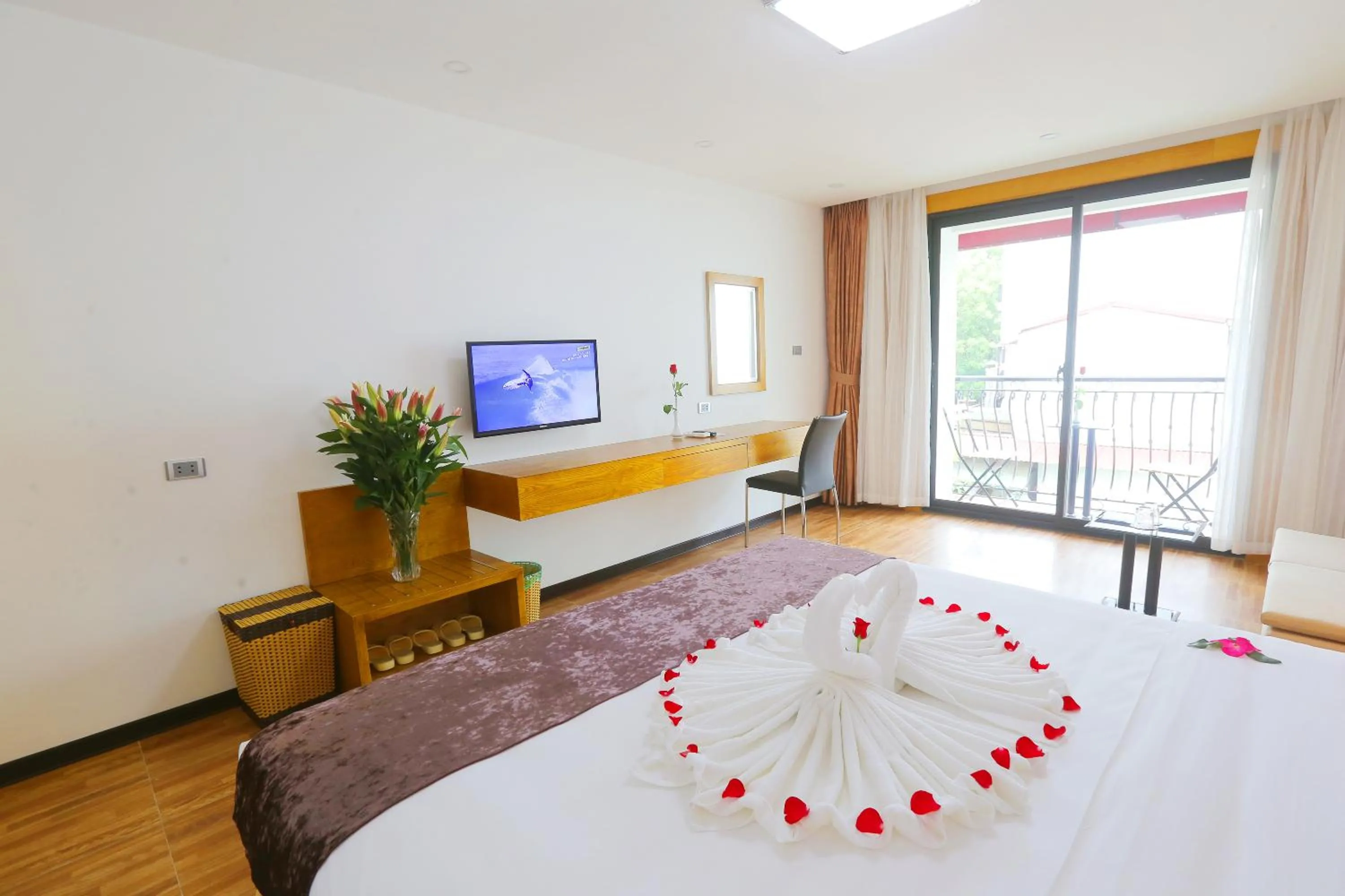 Photo of the whole room, Bed in Family Hanoi Hotel