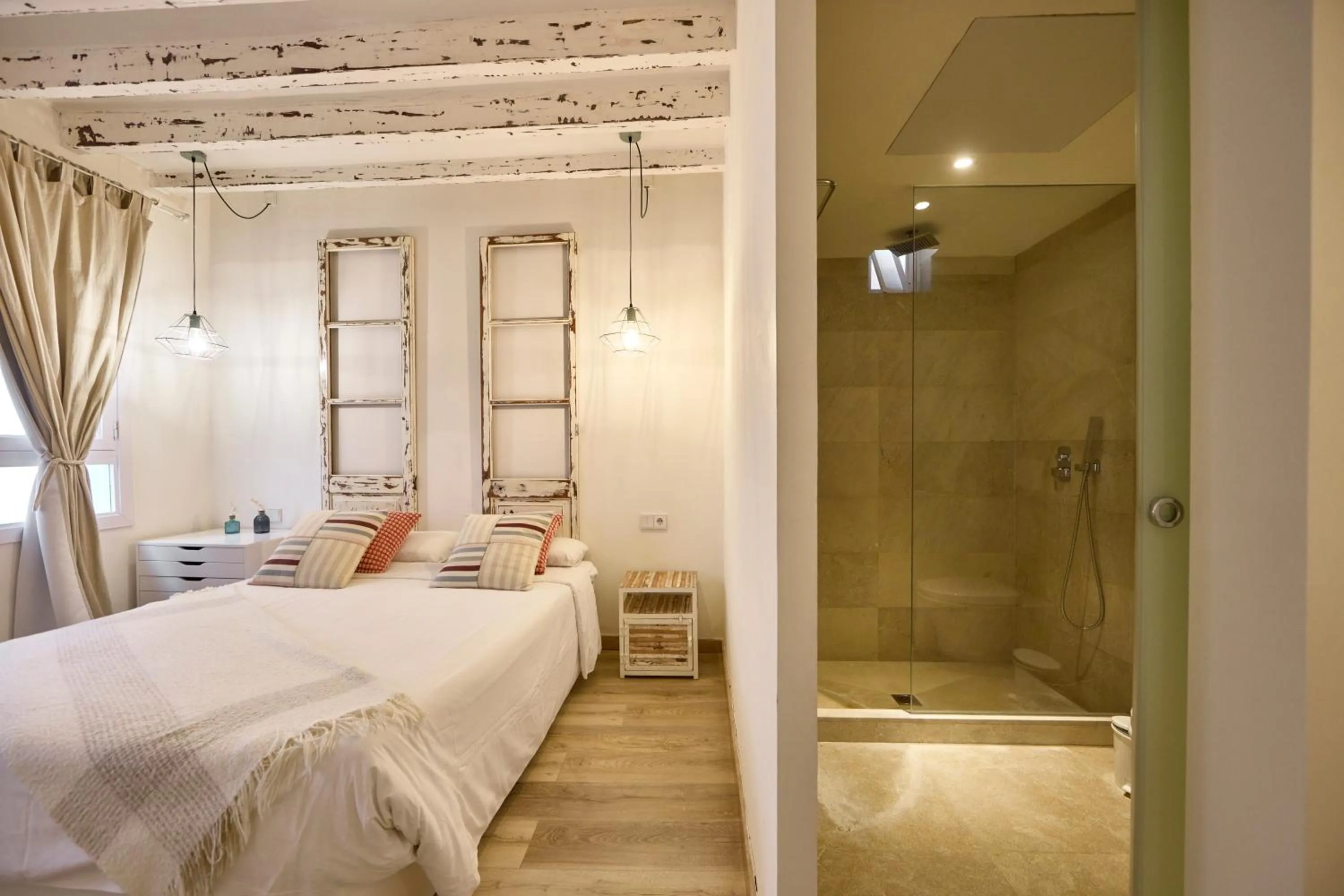 Shower, Bed in Can Savella - Turismo de Interior