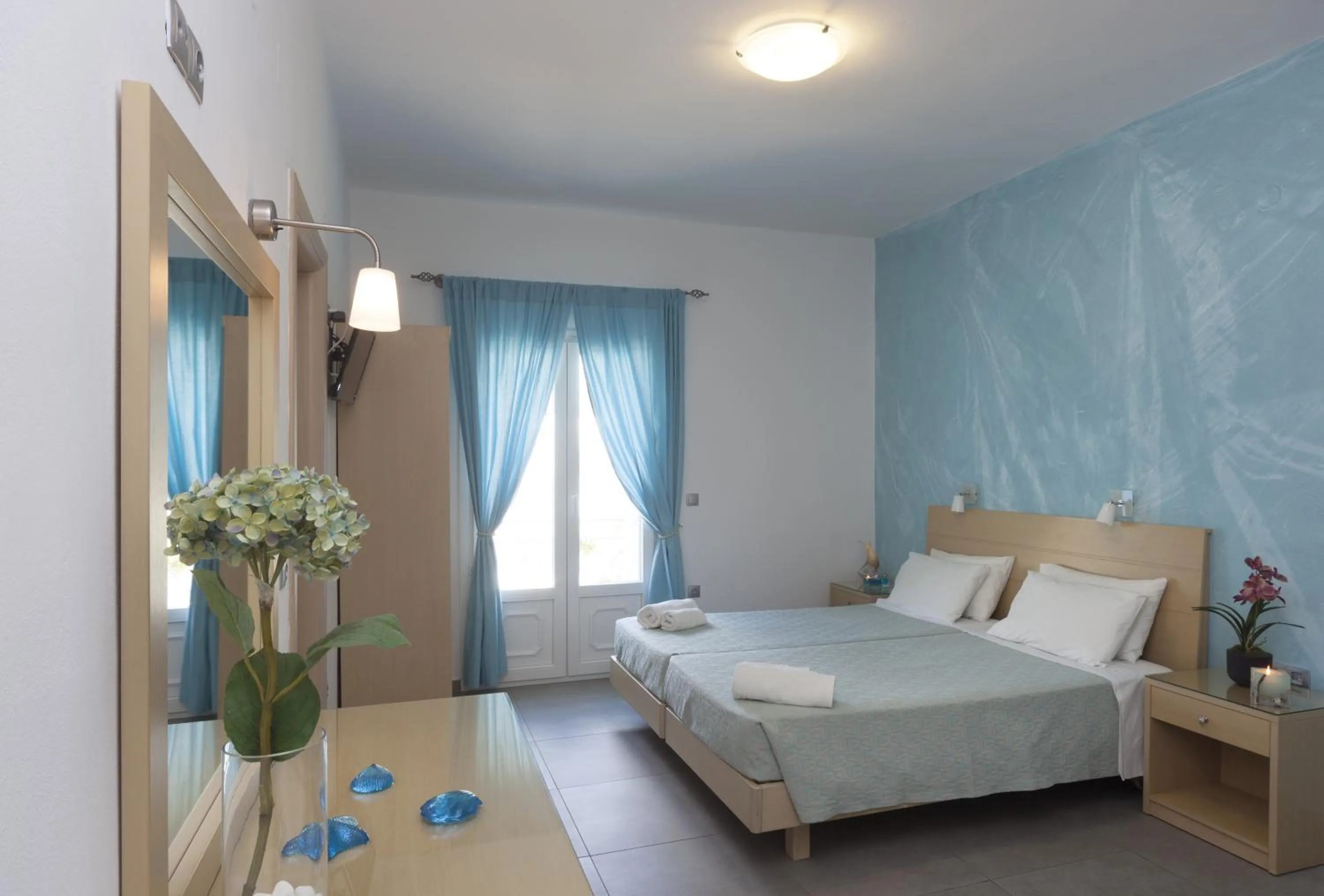 Photo of the whole room, Bed in Blue Harmony Hotel