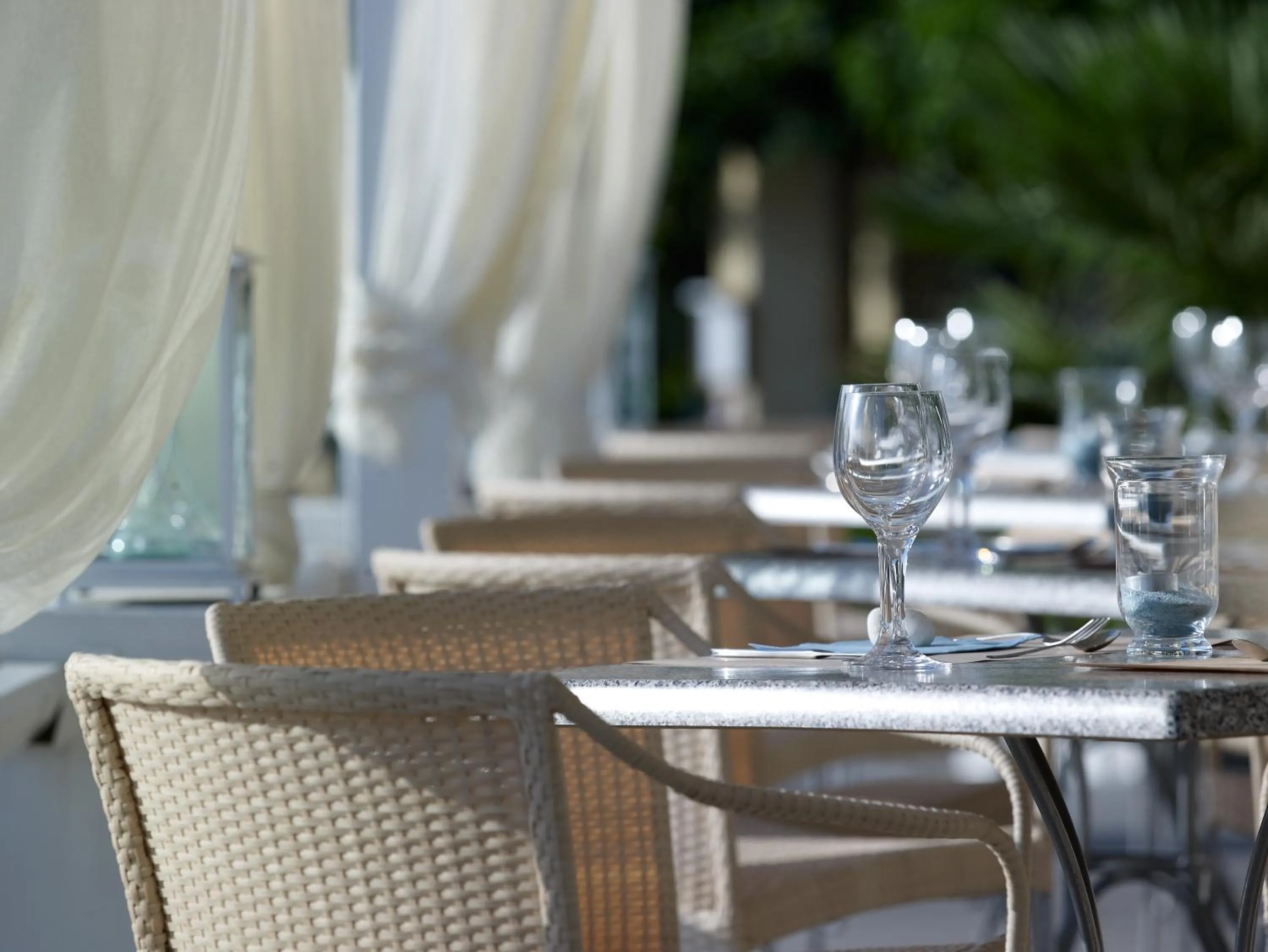 Restaurant/places to eat in Blue Harmony Hotel