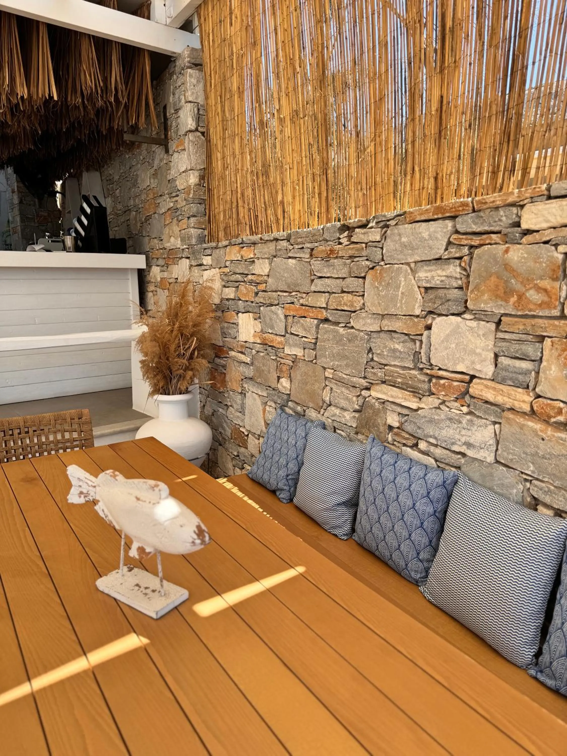 Restaurant/places to eat in Blue Harmony Hotel
