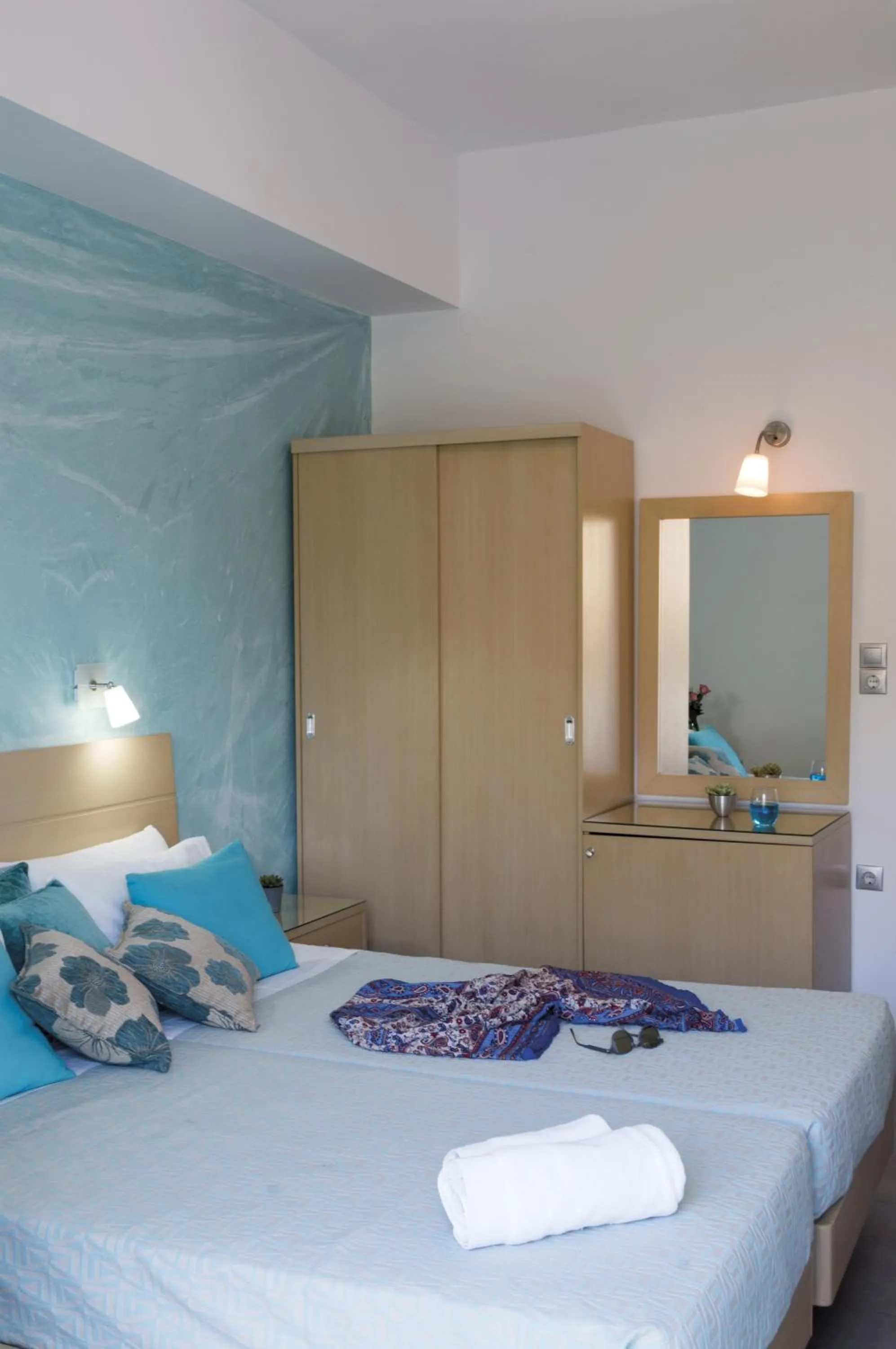 Photo of the whole room, Bed in Blue Harmony Hotel