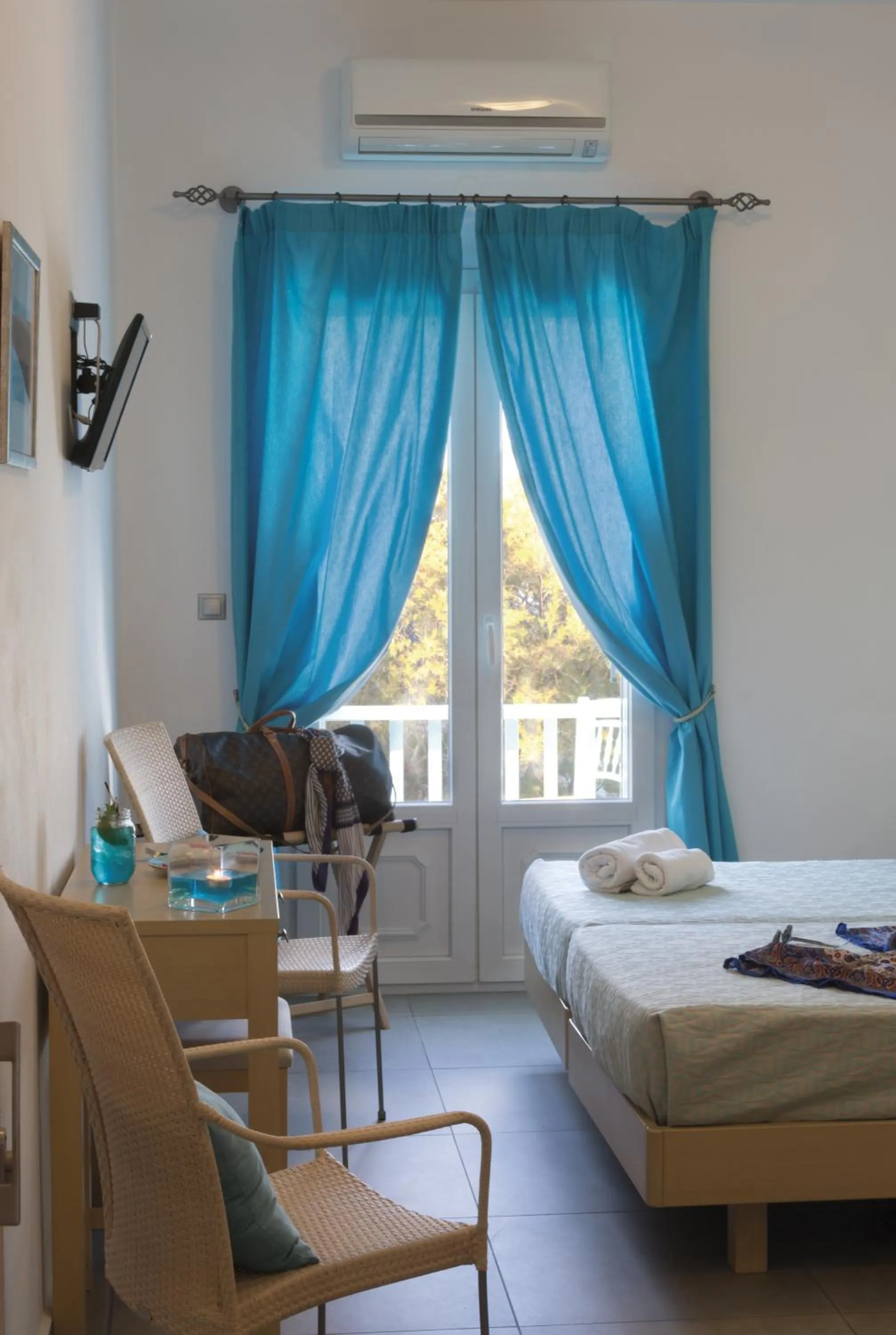 Photo of the whole room, Bed in Blue Harmony Hotel
