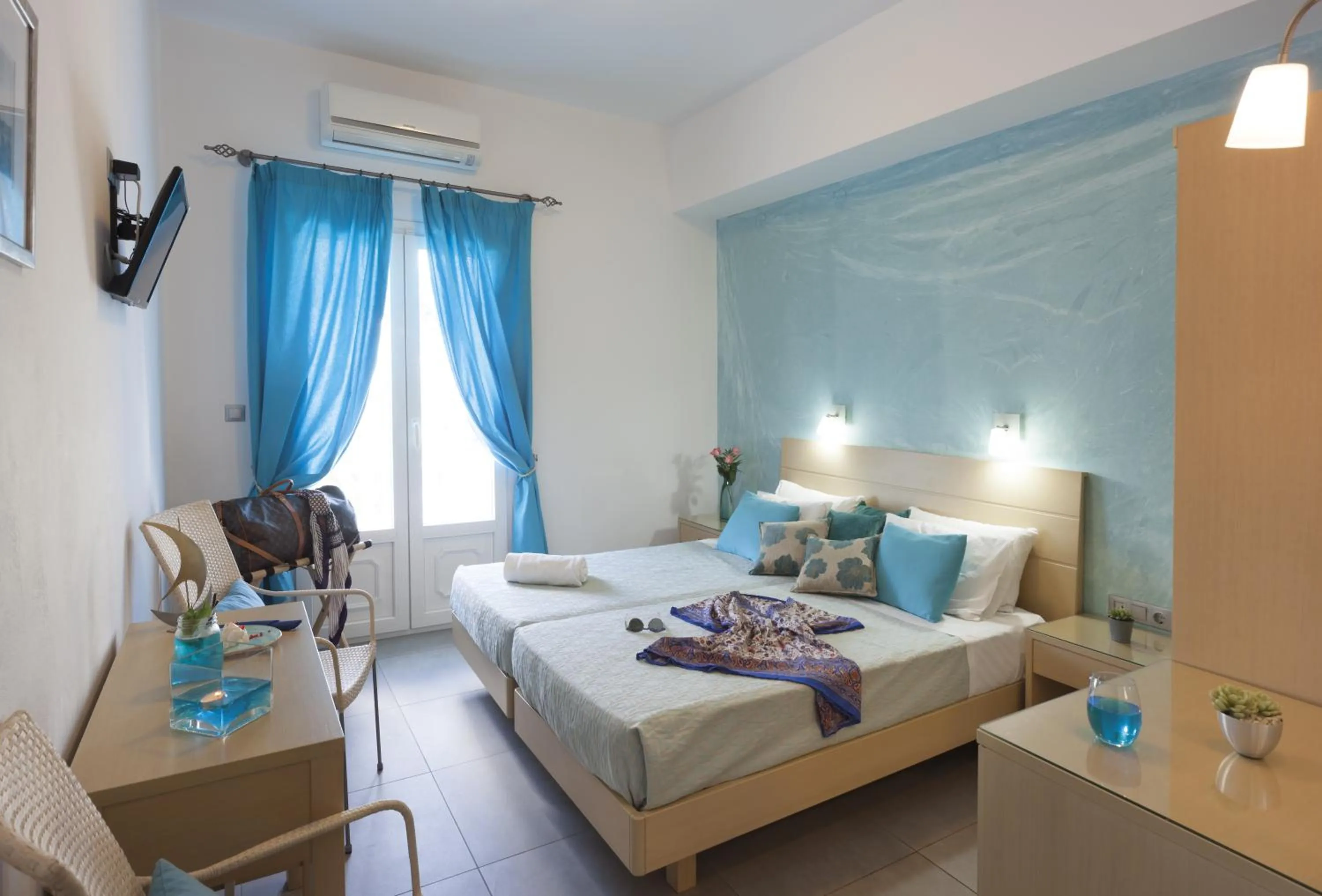 Photo of the whole room, Bed in Blue Harmony Hotel