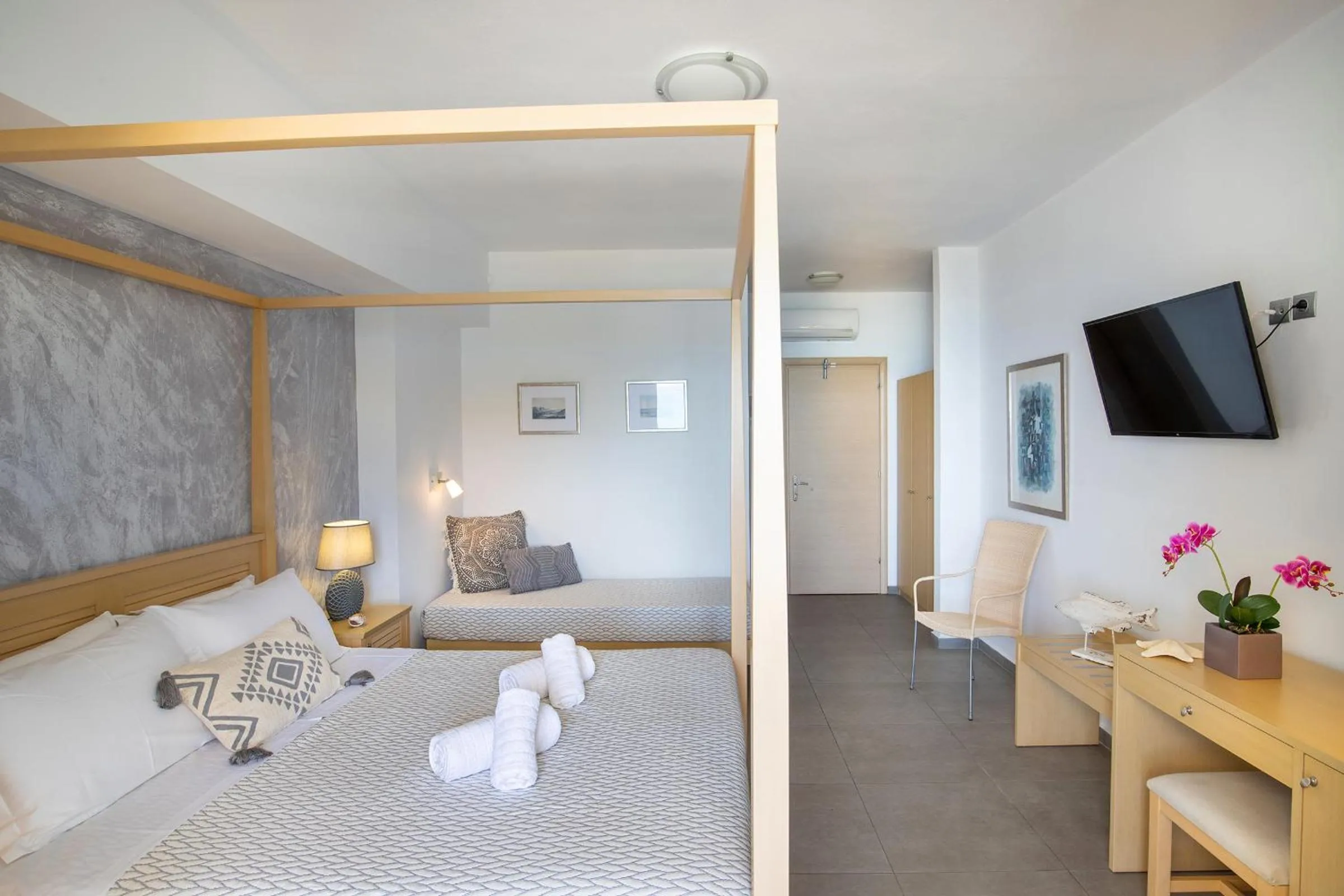 Photo of the whole room, Bed in Blue Harmony Hotel
