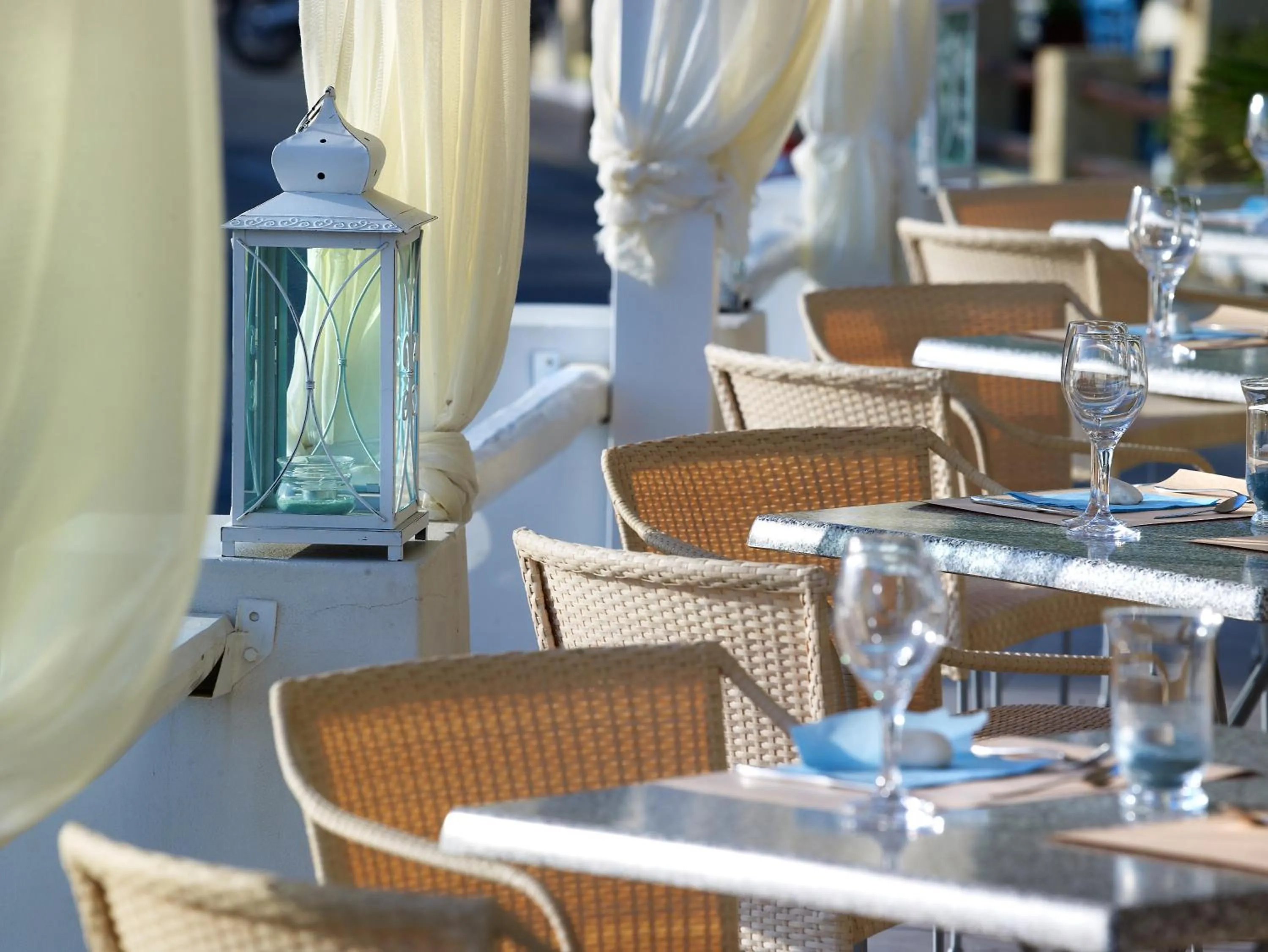 Restaurant/places to eat in Blue Harmony Hotel