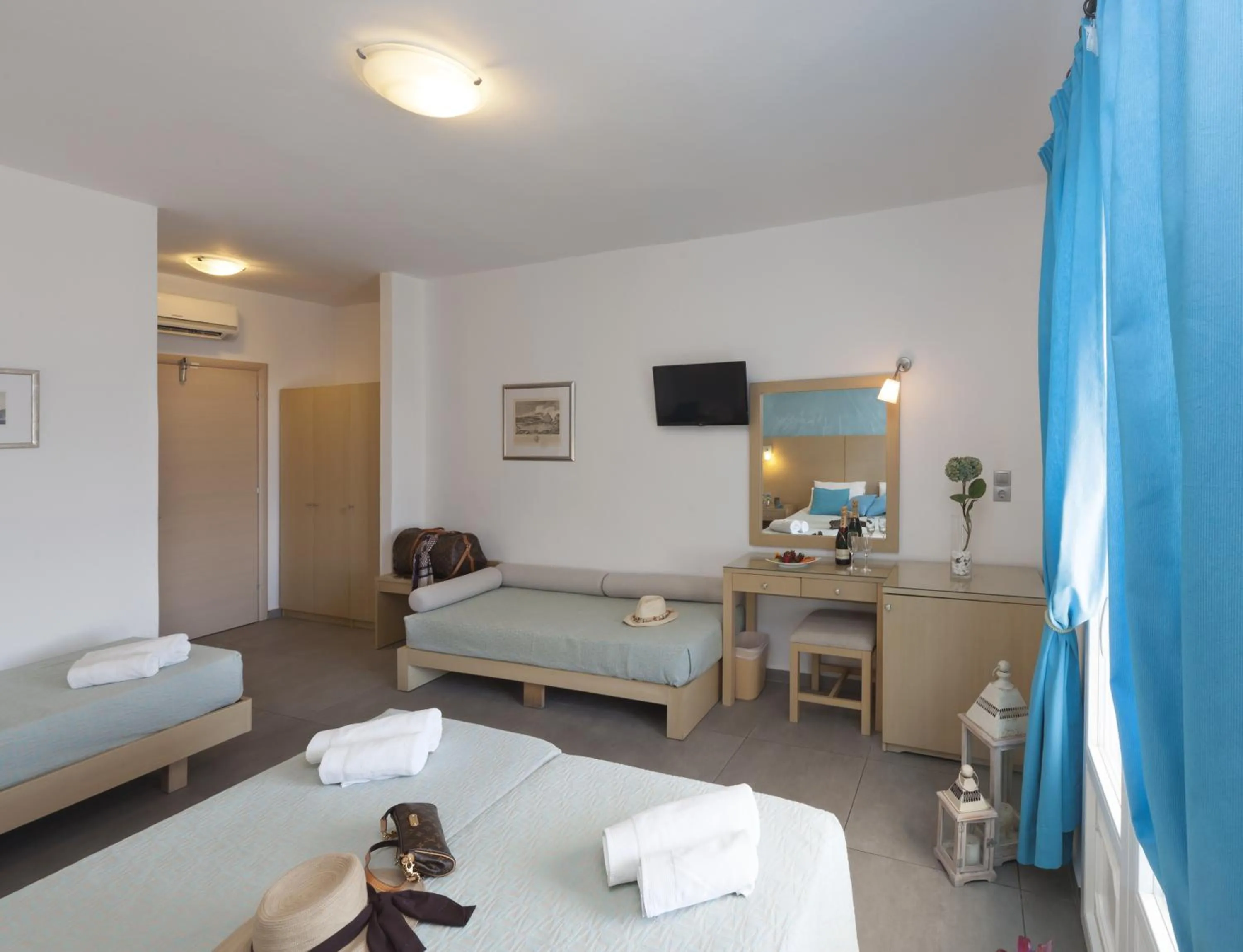 Photo of the whole room, Bed in Blue Harmony Hotel