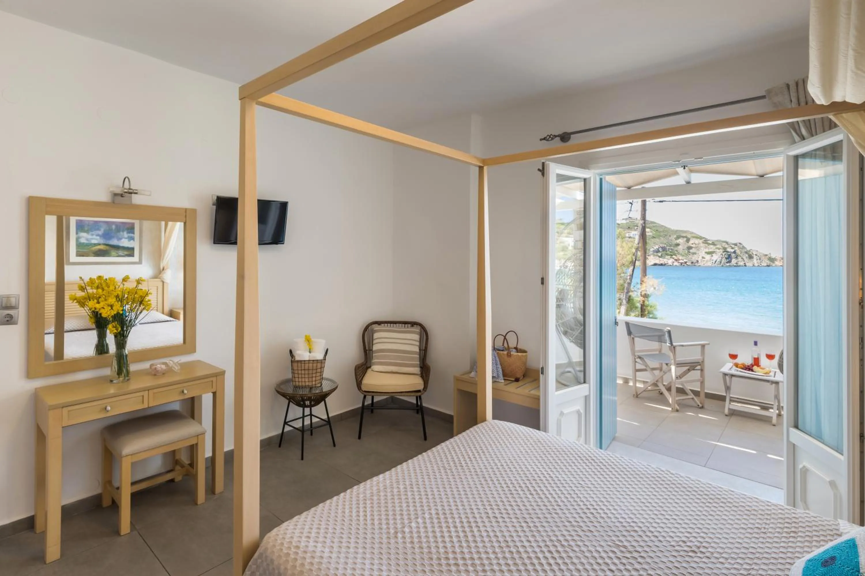 Balcony/Terrace, Bed in Blue Harmony Hotel