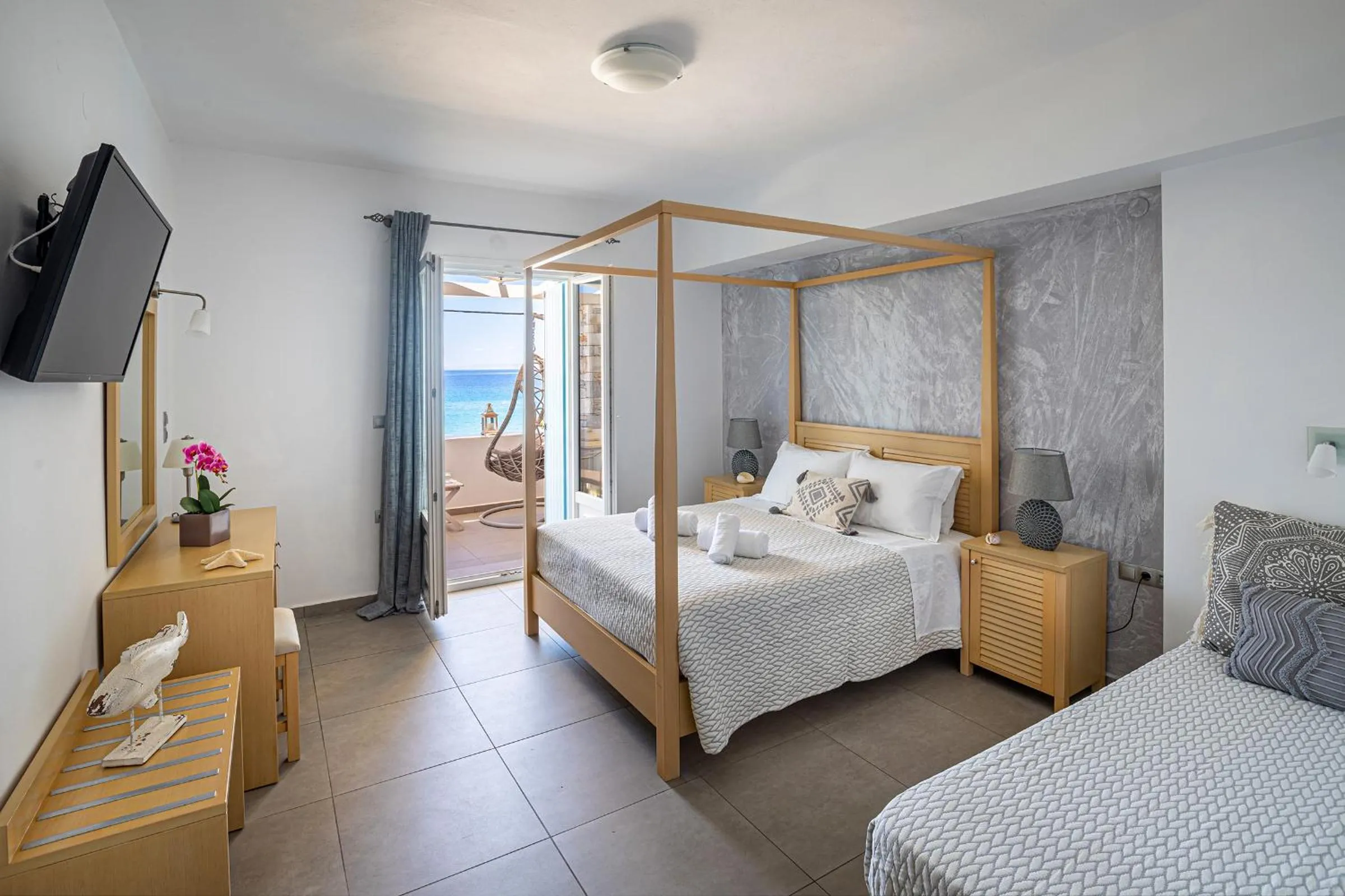 Photo of the whole room, Bed in Blue Harmony Hotel