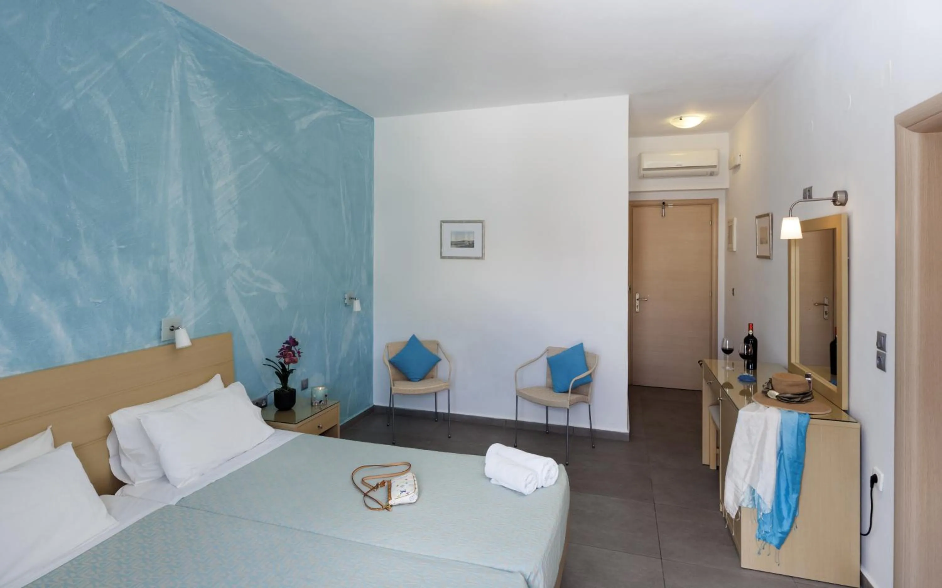 Photo of the whole room, Bed in Blue Harmony Hotel