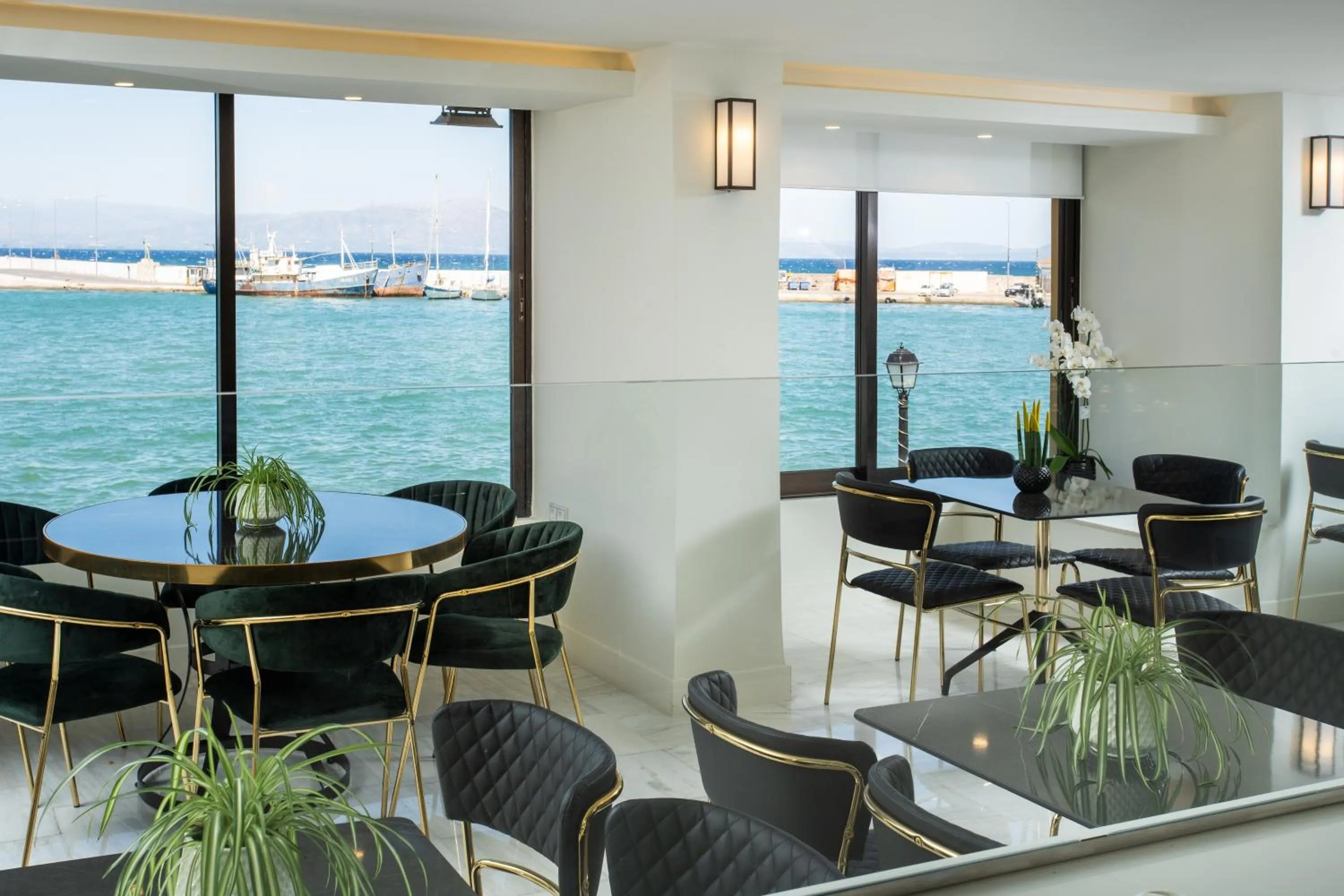 Communal lounge/ TV room in Pantheon City Hotel