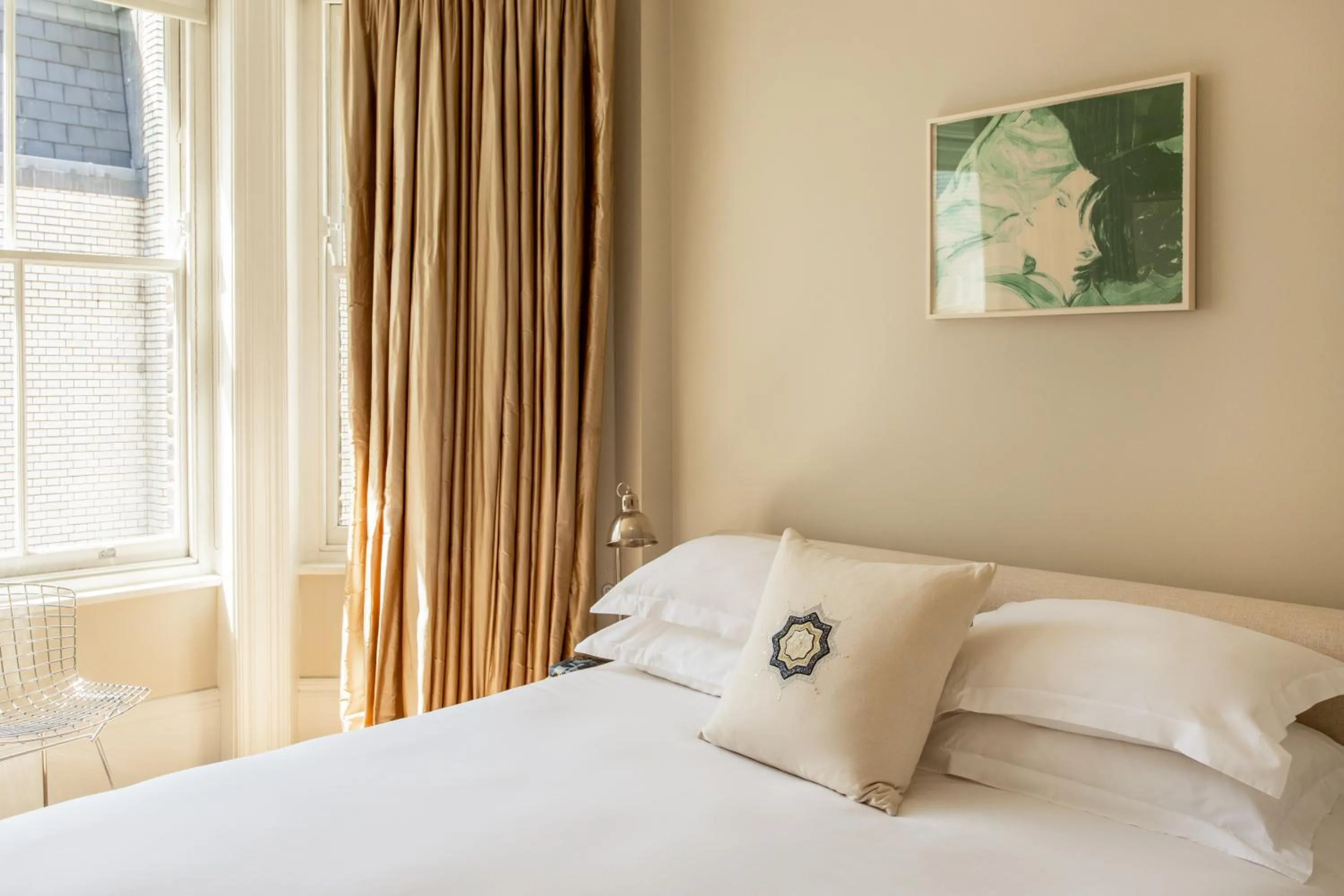 Bedroom, Bed in 56 Welbeck Street