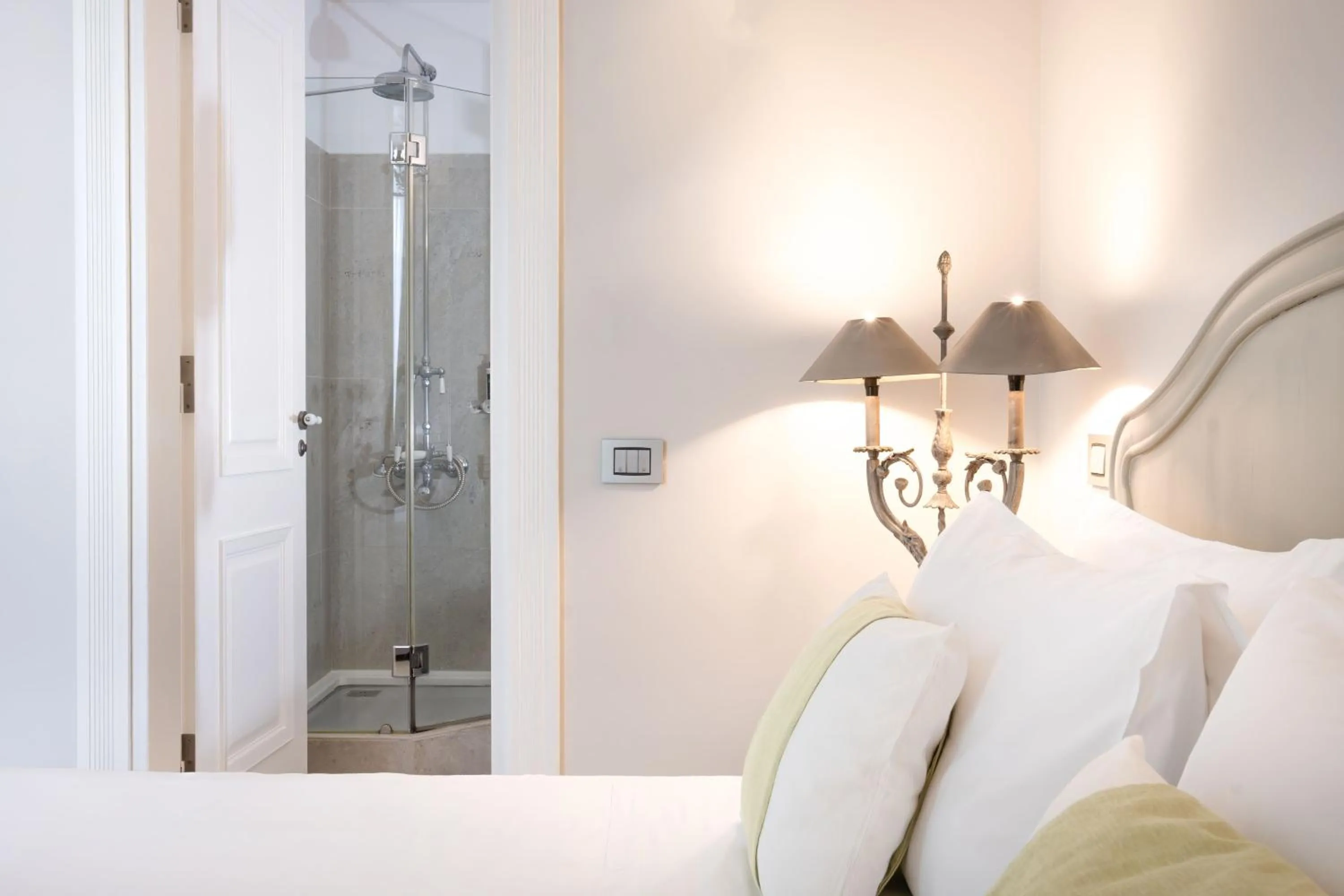 Shower, Bed in Micra Anglia Boutique Hotel & Spa
