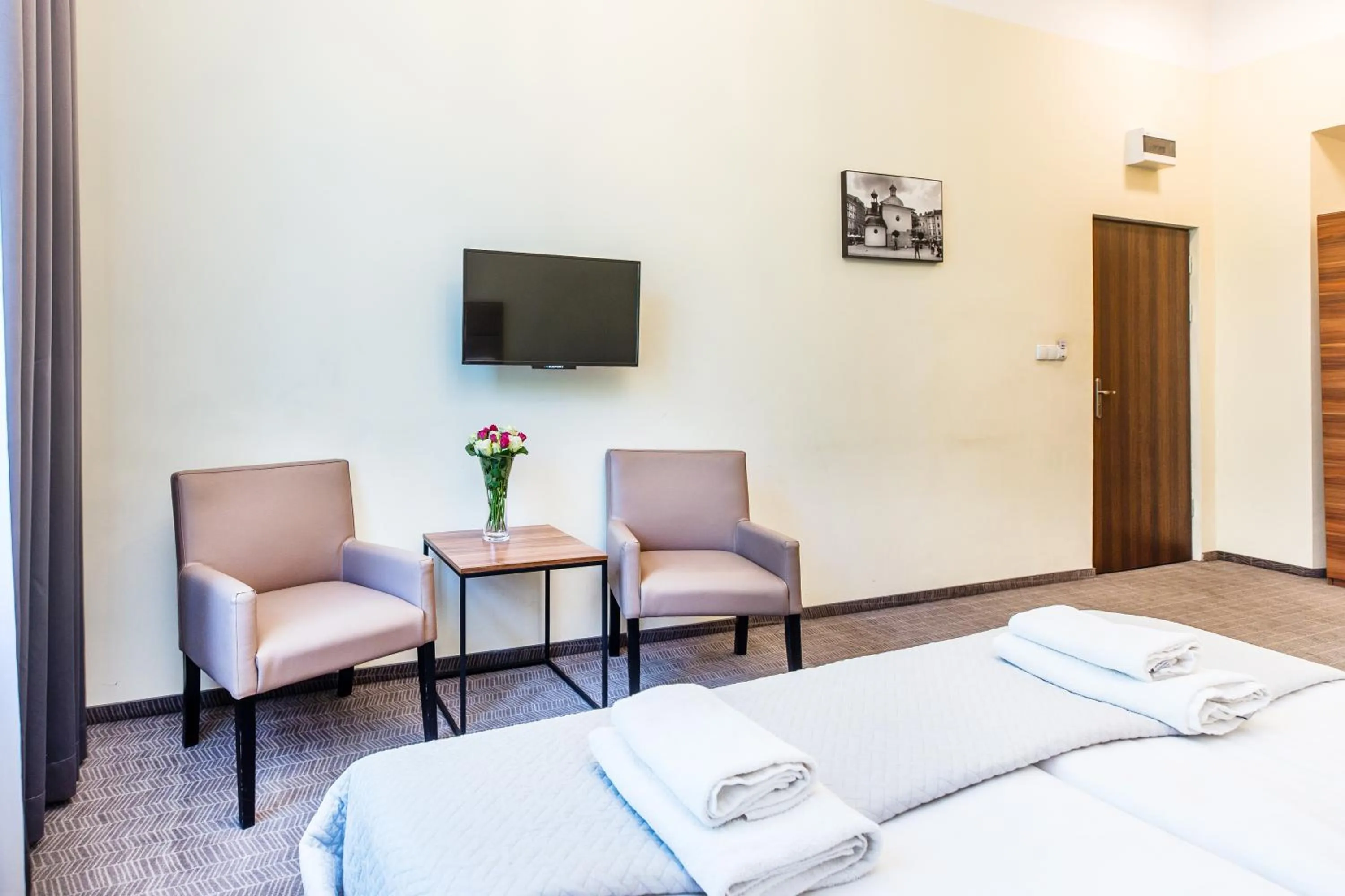 Seating area, Bed in Aparthotel Old Town