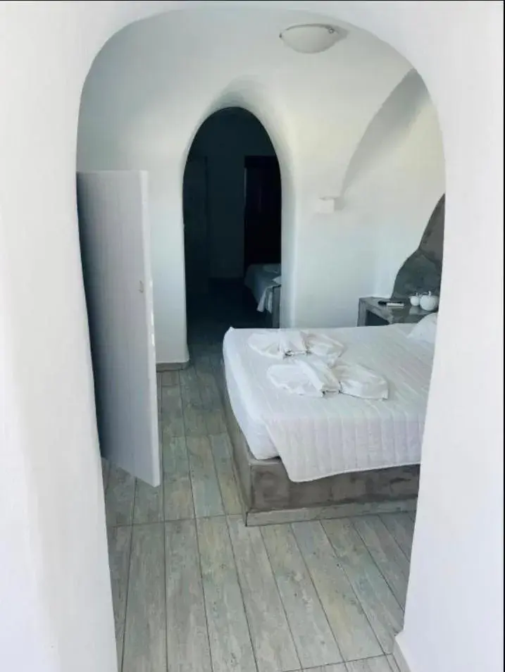 Bed in Loucas on the Cliff Bed in Loucas on the Cliff