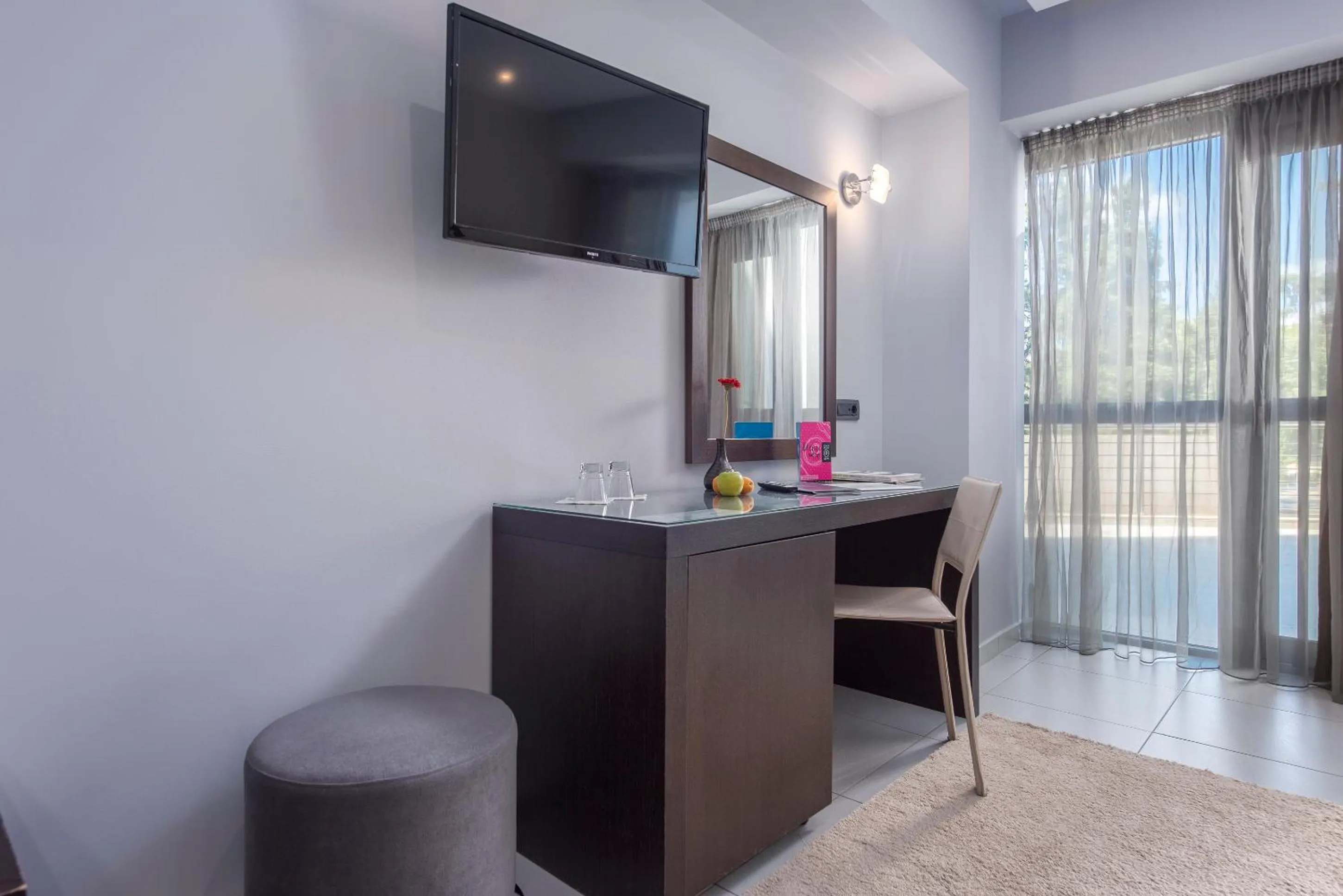 Communal lounge/ TV room in Habitat Hotel