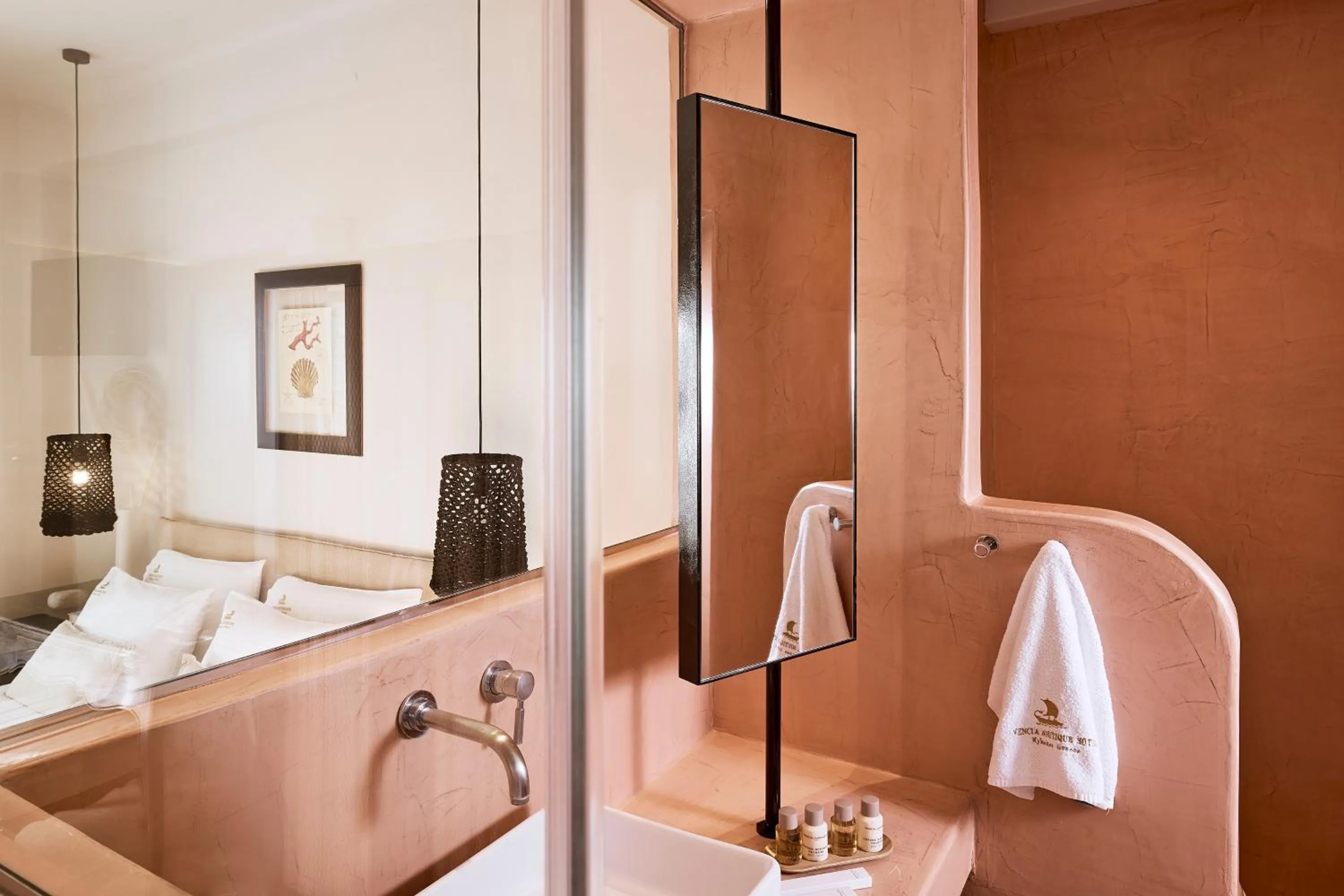 Bathroom, Bed in Vencia Boutique Hotel