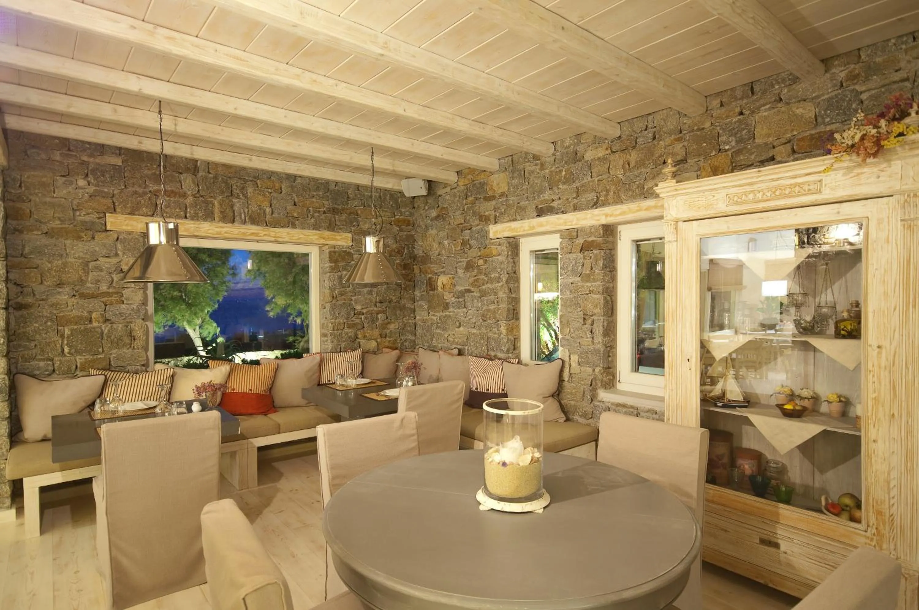 Restaurant/places to eat in Vencia Boutique Hotel