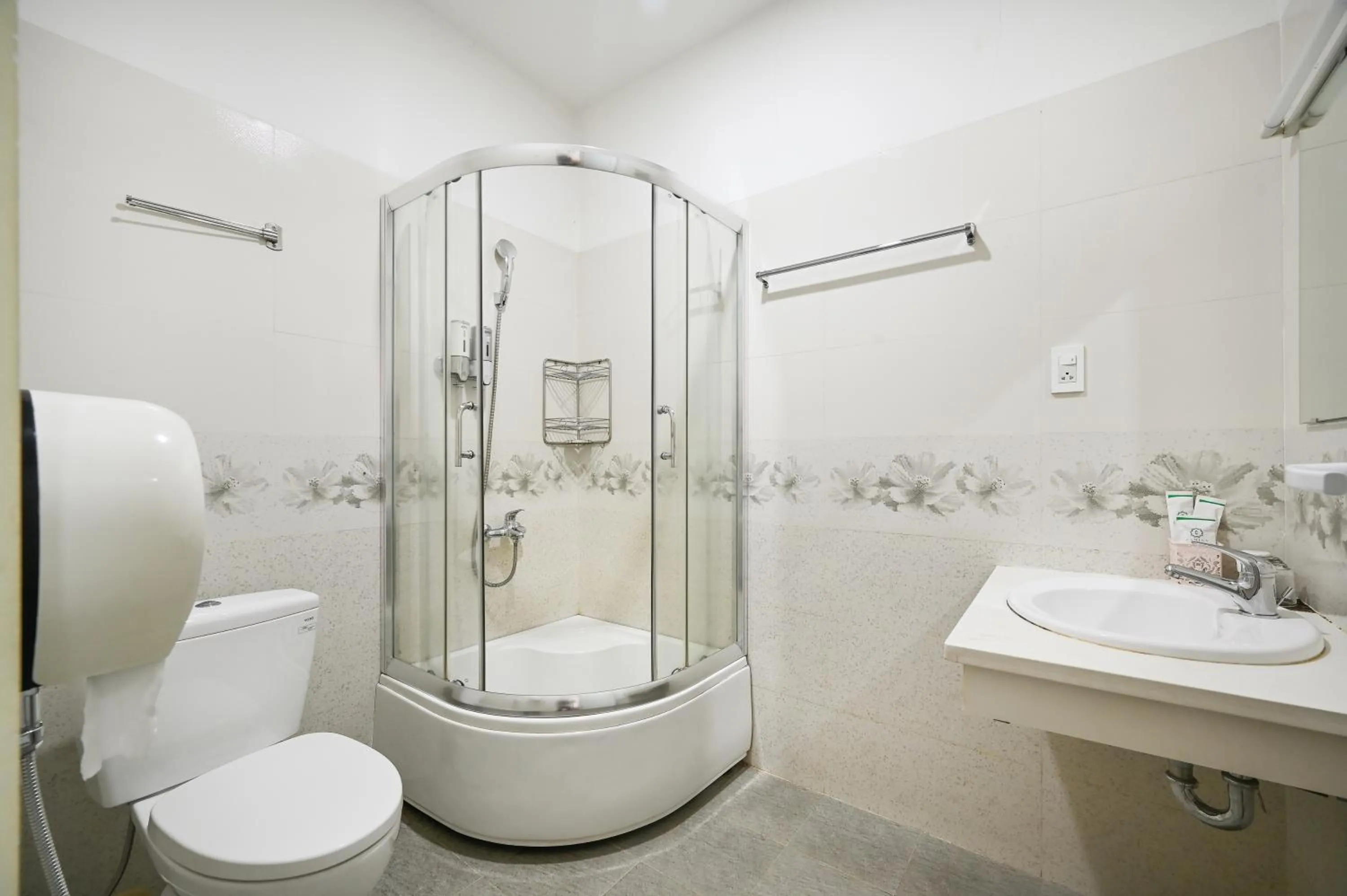 Toilet in Camila Airport Hotel