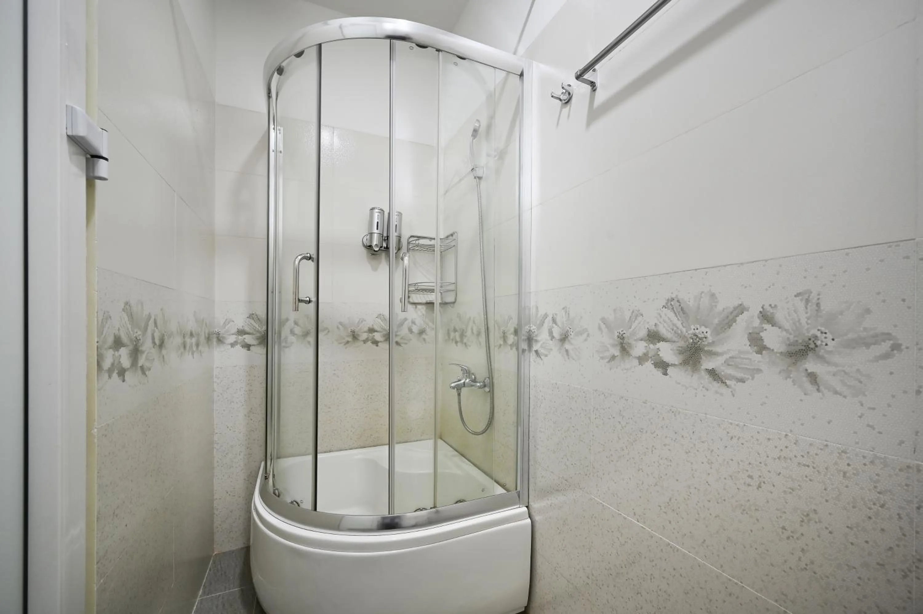 Shower in Camila Airport Hotel