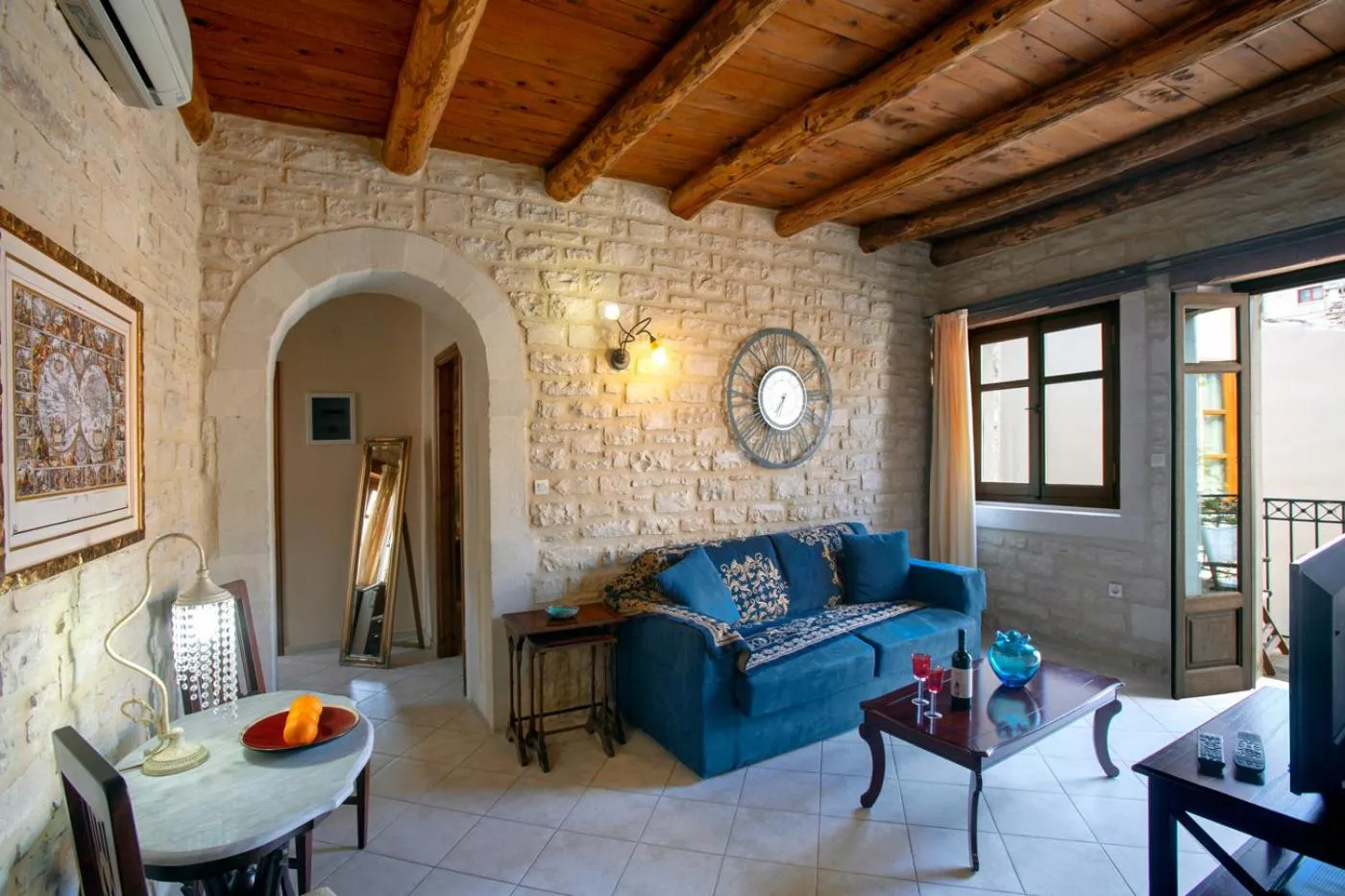 TV and multimedia in Casa Moazzo Suites and Apartments