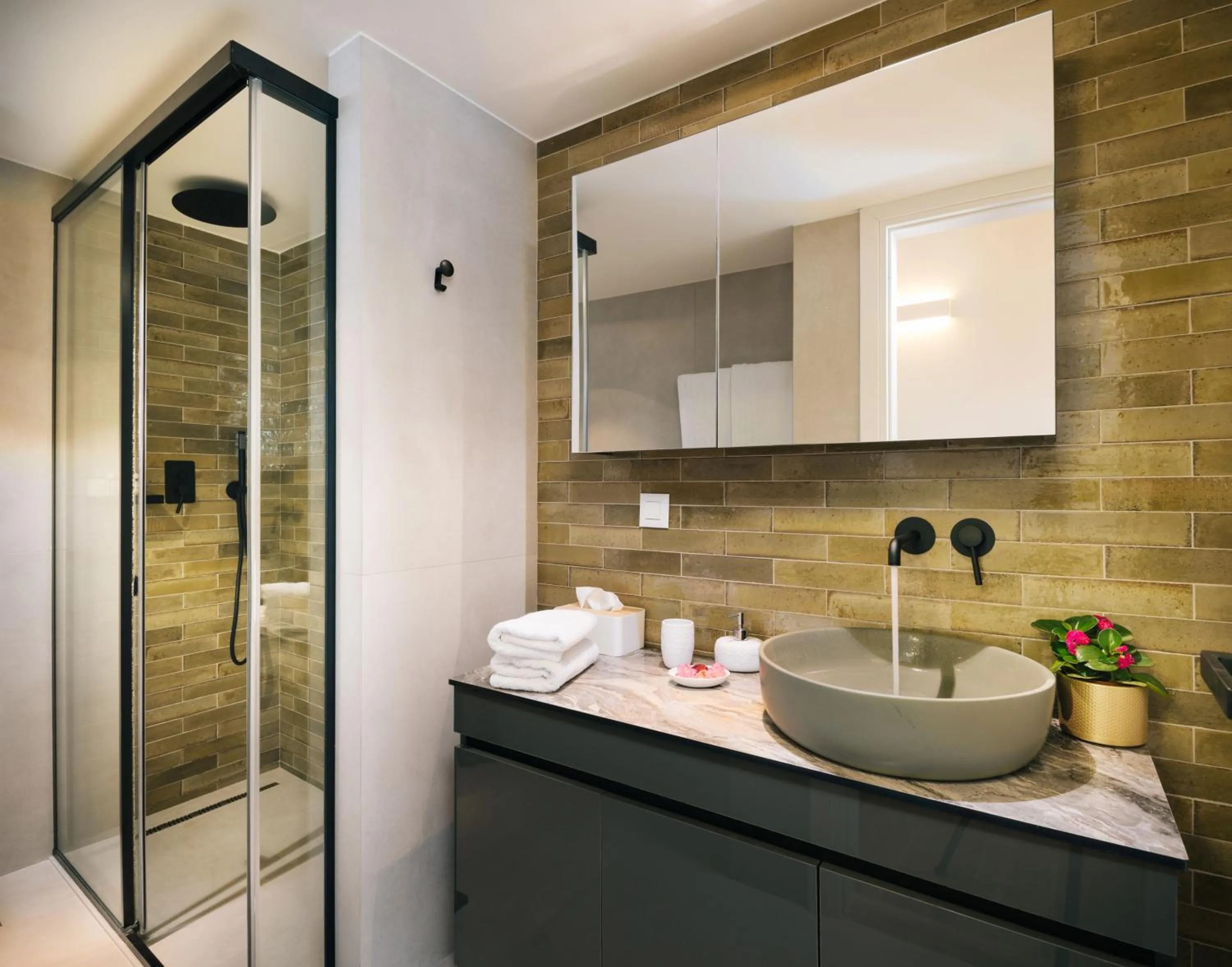 Shower in Casa Moazzo Suites and Apartments