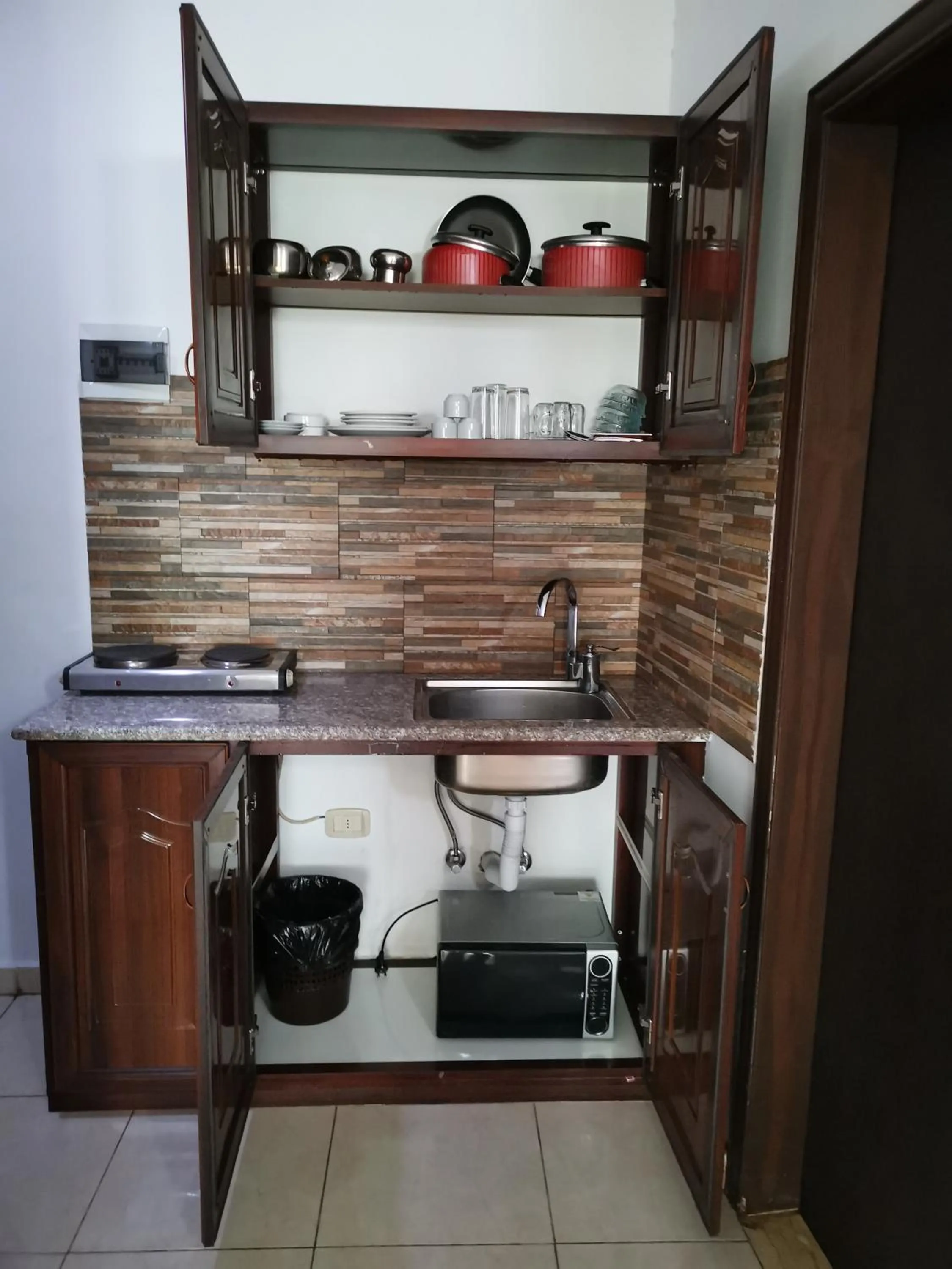 Kitchen or kitchenette in Al Fakher Hotel Apartments & Suites