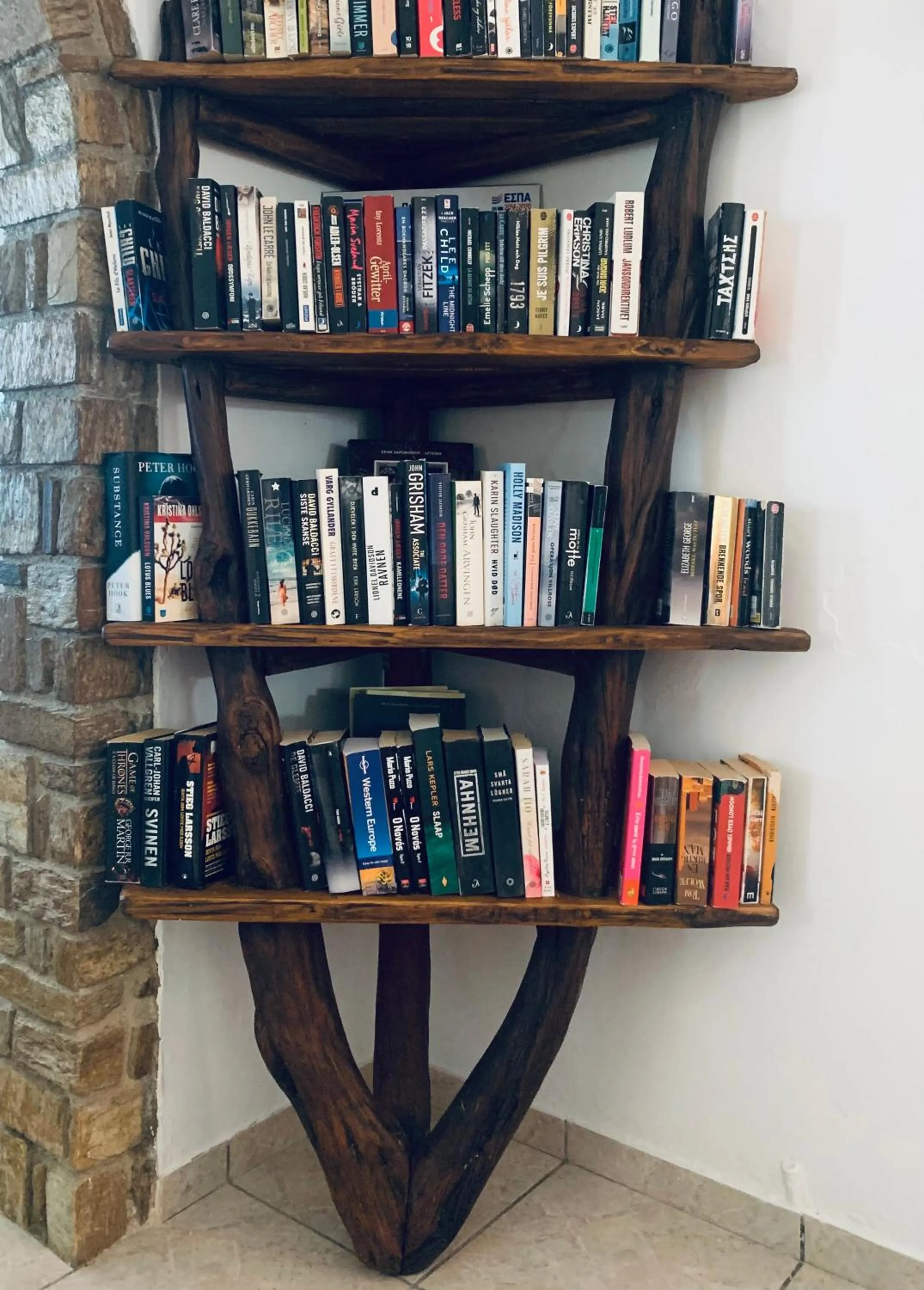 Library in Hotel Aegeon