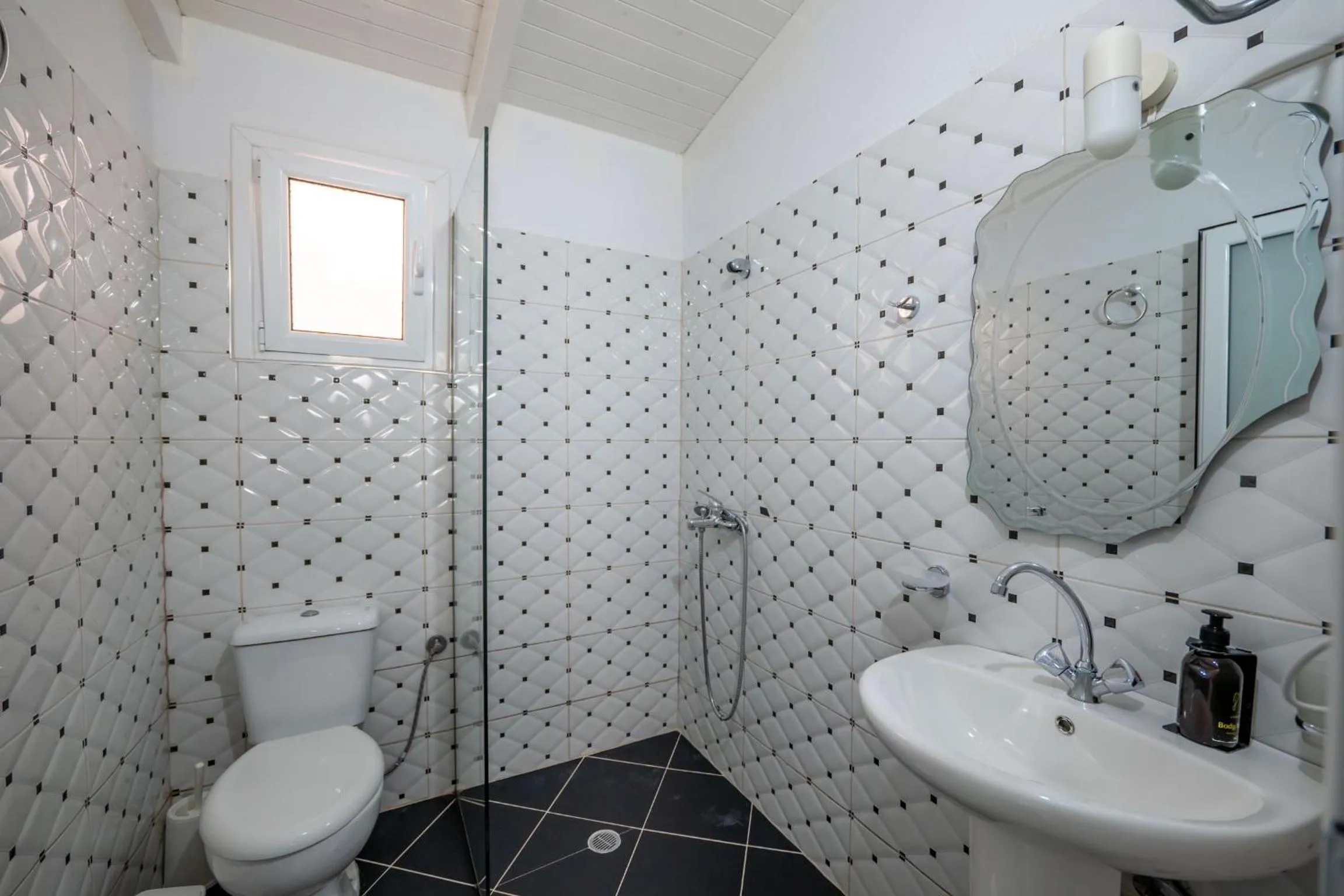 Shower in Hotel Two Mermaids Ksamil