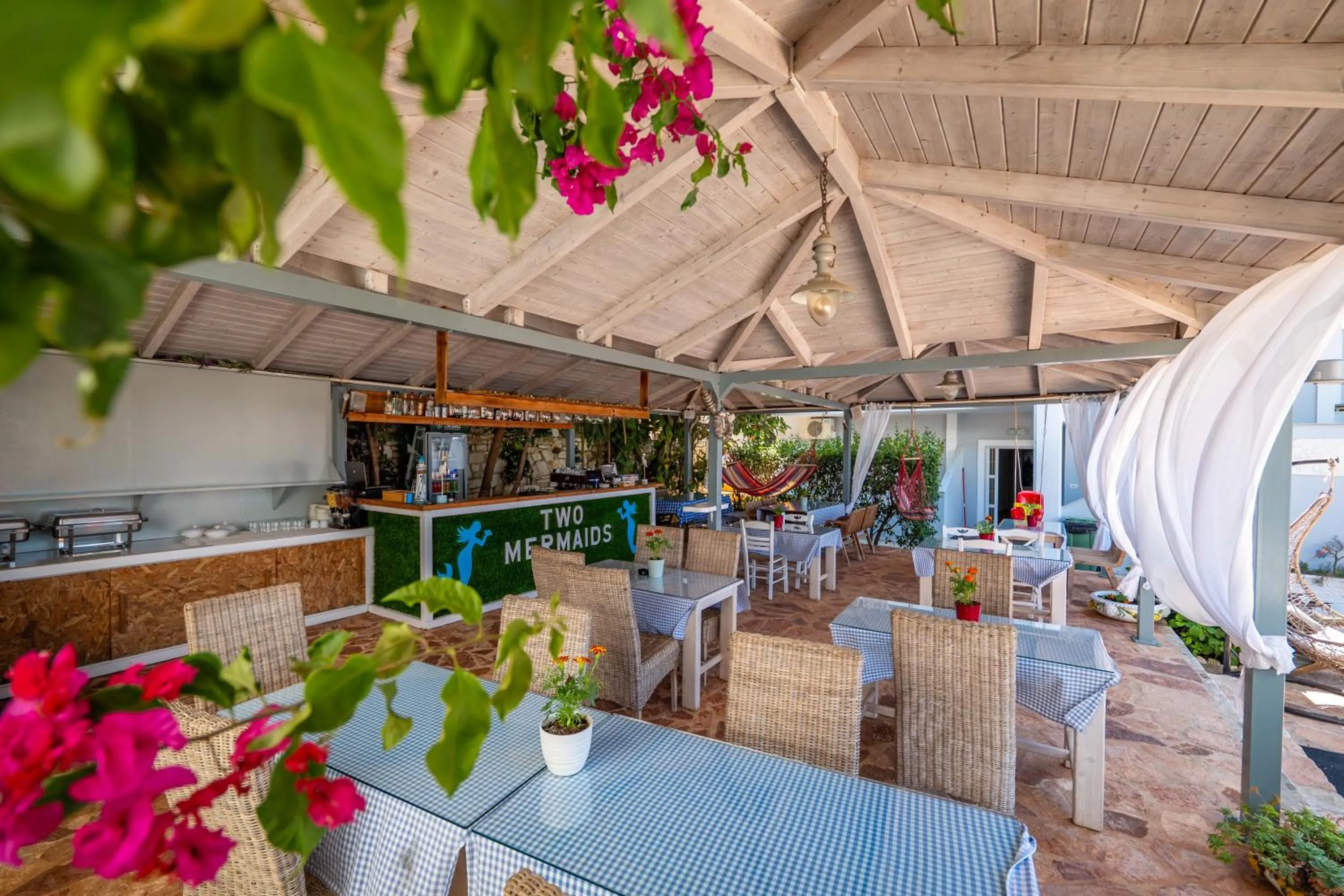 Lounge or bar in Hotel Two Mermaids Ksamil