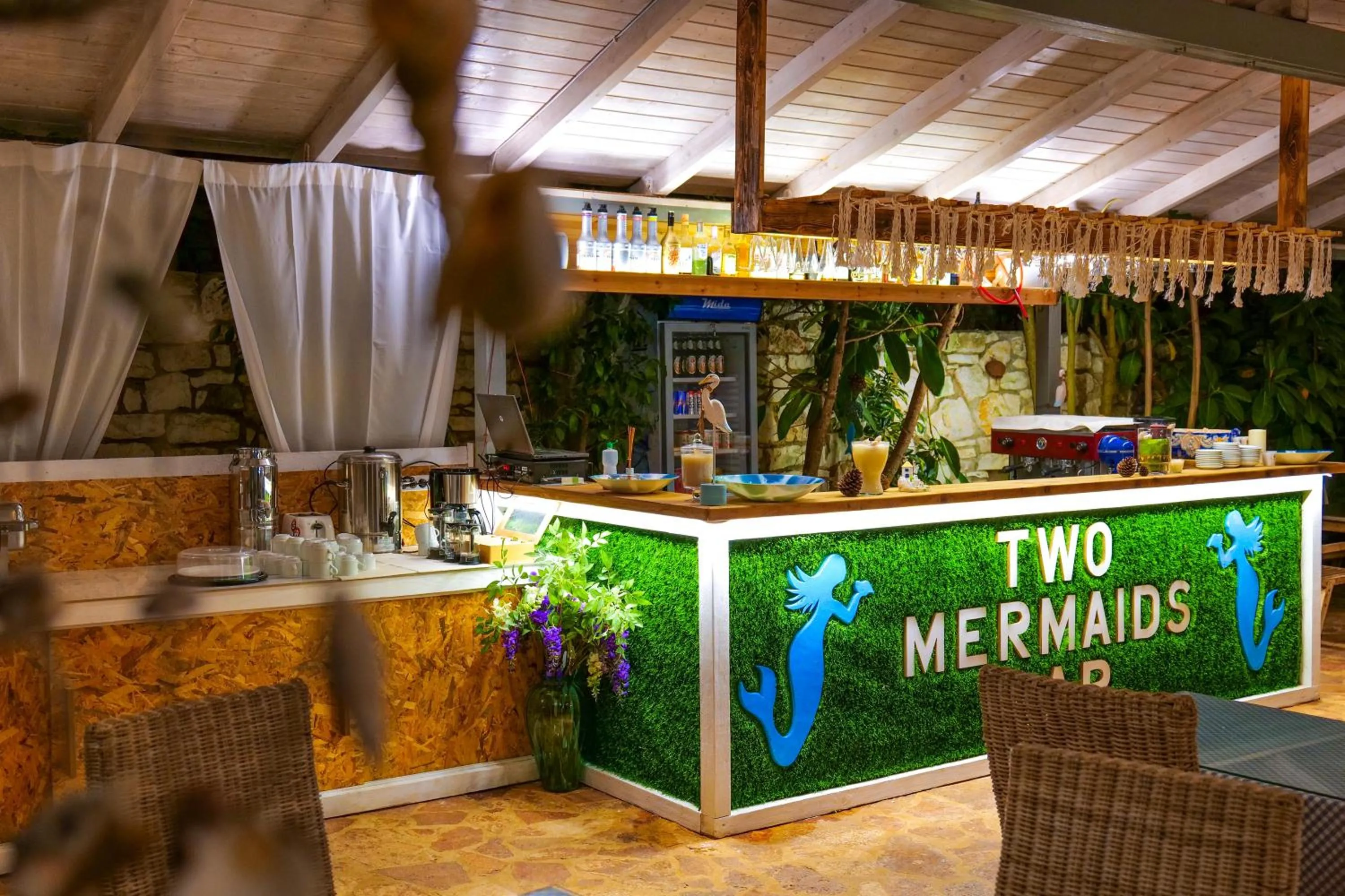 Lounge or bar in Hotel Two Mermaids Ksamil