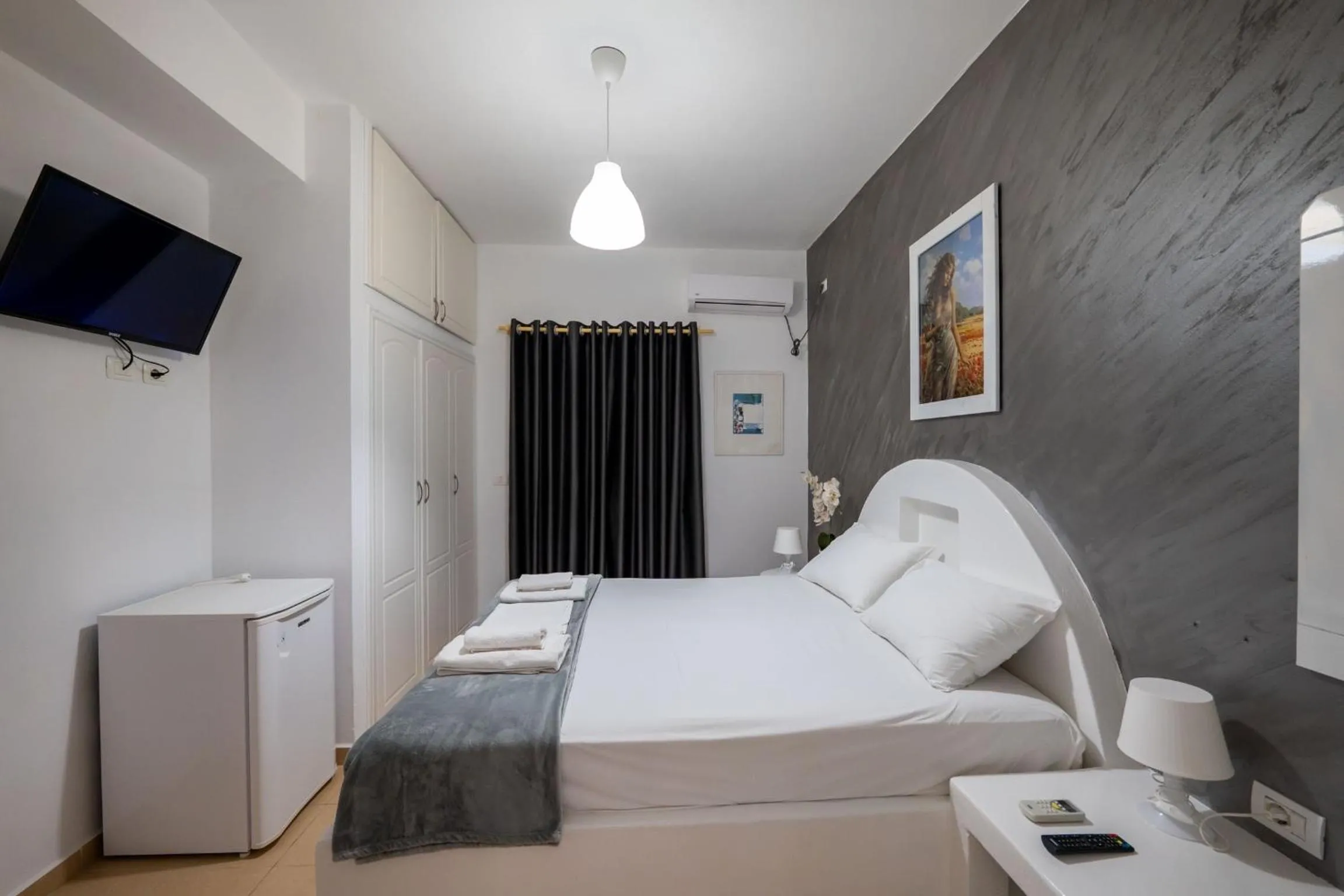 Photo of the whole room, Bed in Hotel Two Mermaids Ksamil