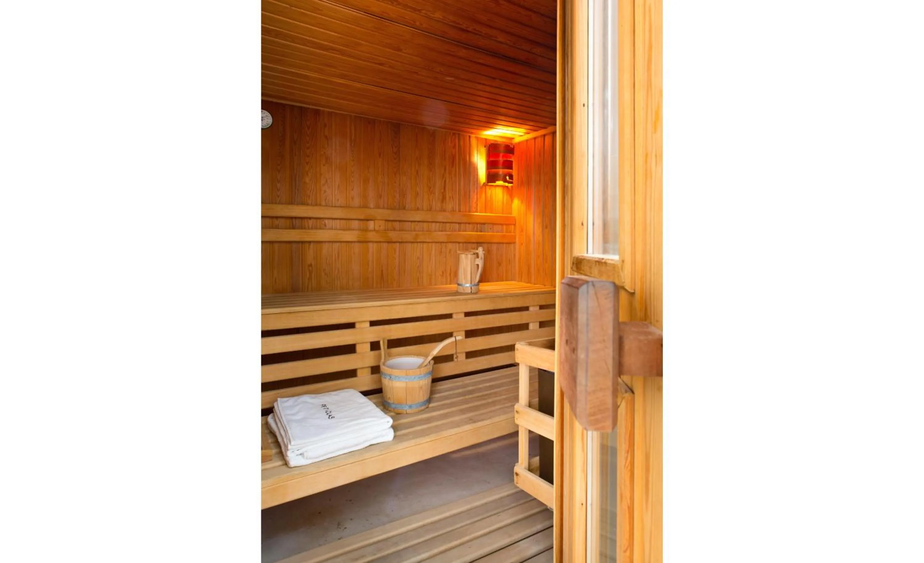 Sauna in Perivolas Hotel